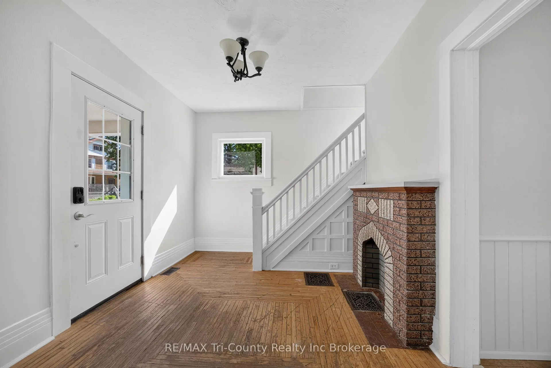Photo 6 of 61 Brock Street E, Tillsonburg — HOMEH