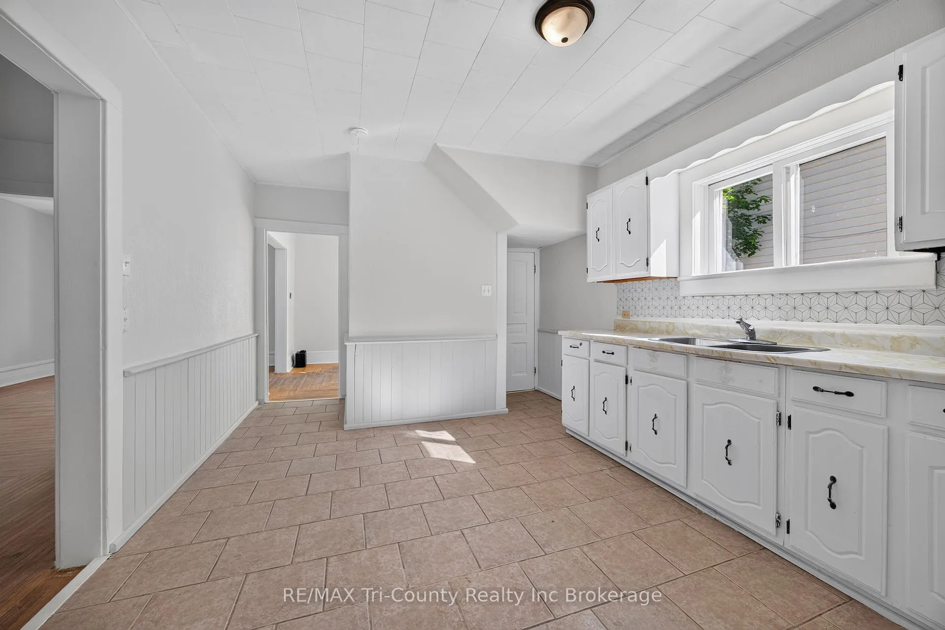 Photo 12 of 61 Brock Street E, Tillsonburg — HOMEH