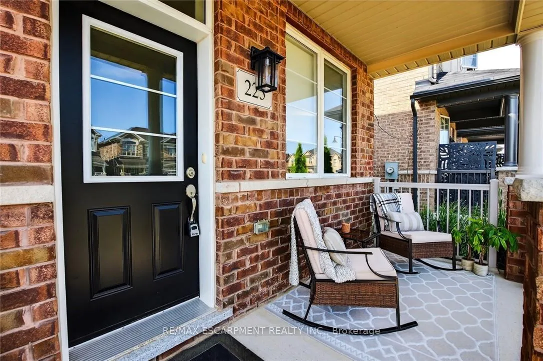 Photo 3 of 225 Skinner Road, Hamilton, Waterdown — HOMEH