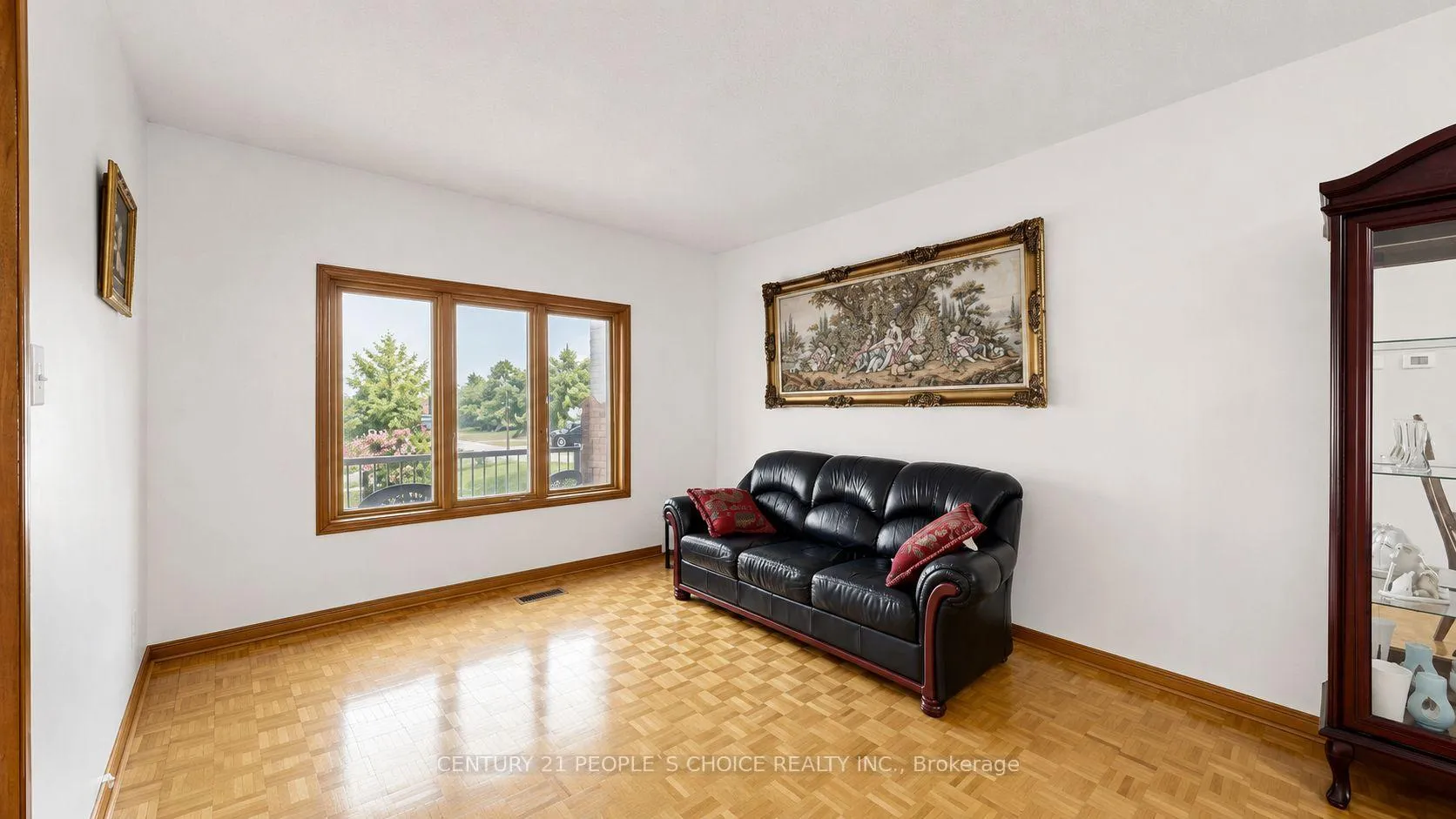 Photo 3 of 145 Chancellor Drive, Vaughan, East Woodbridge — HOMEH