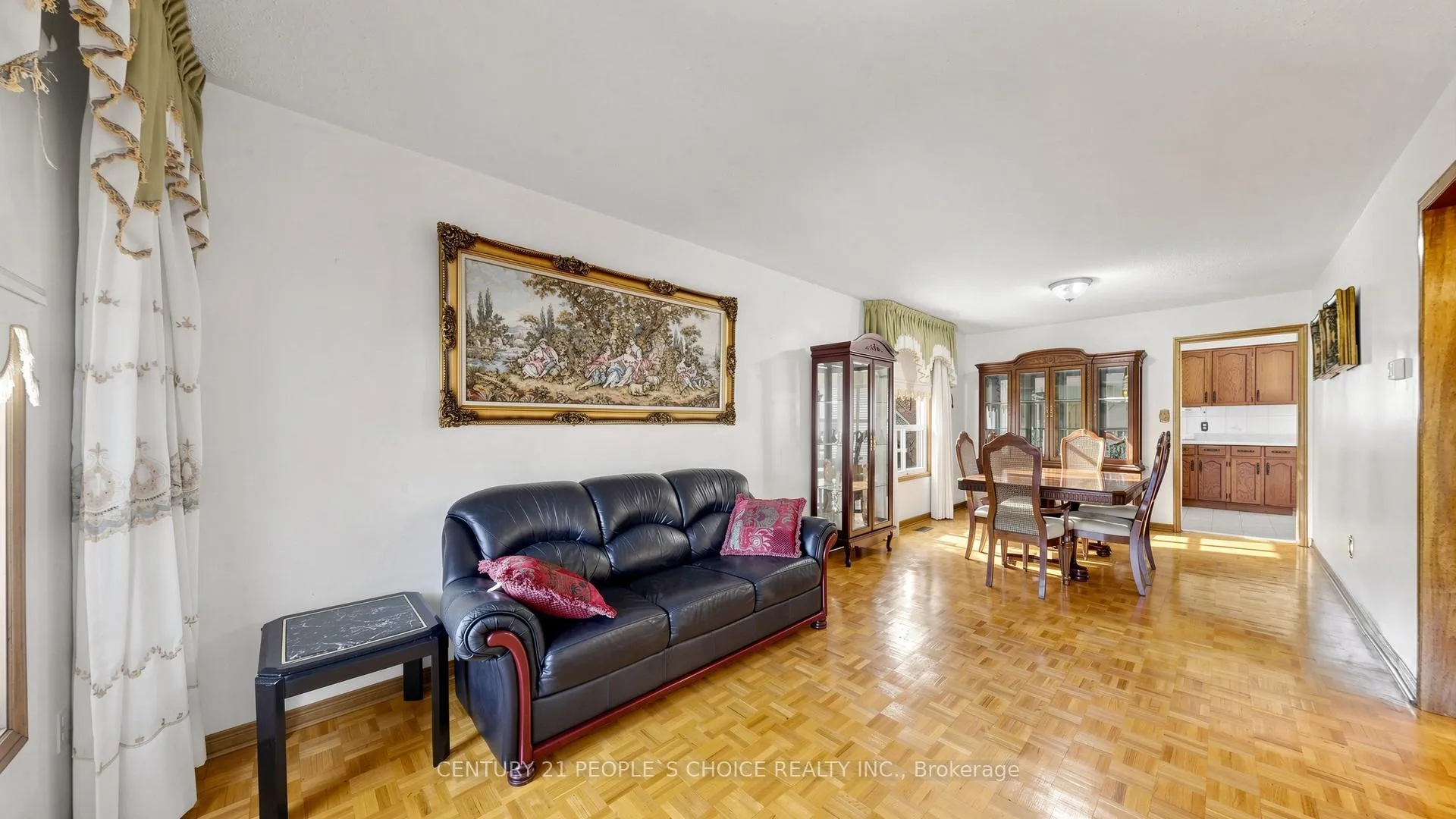 Photo 4 of 145 Chancellor Drive, Vaughan, East Woodbridge — HOMEH