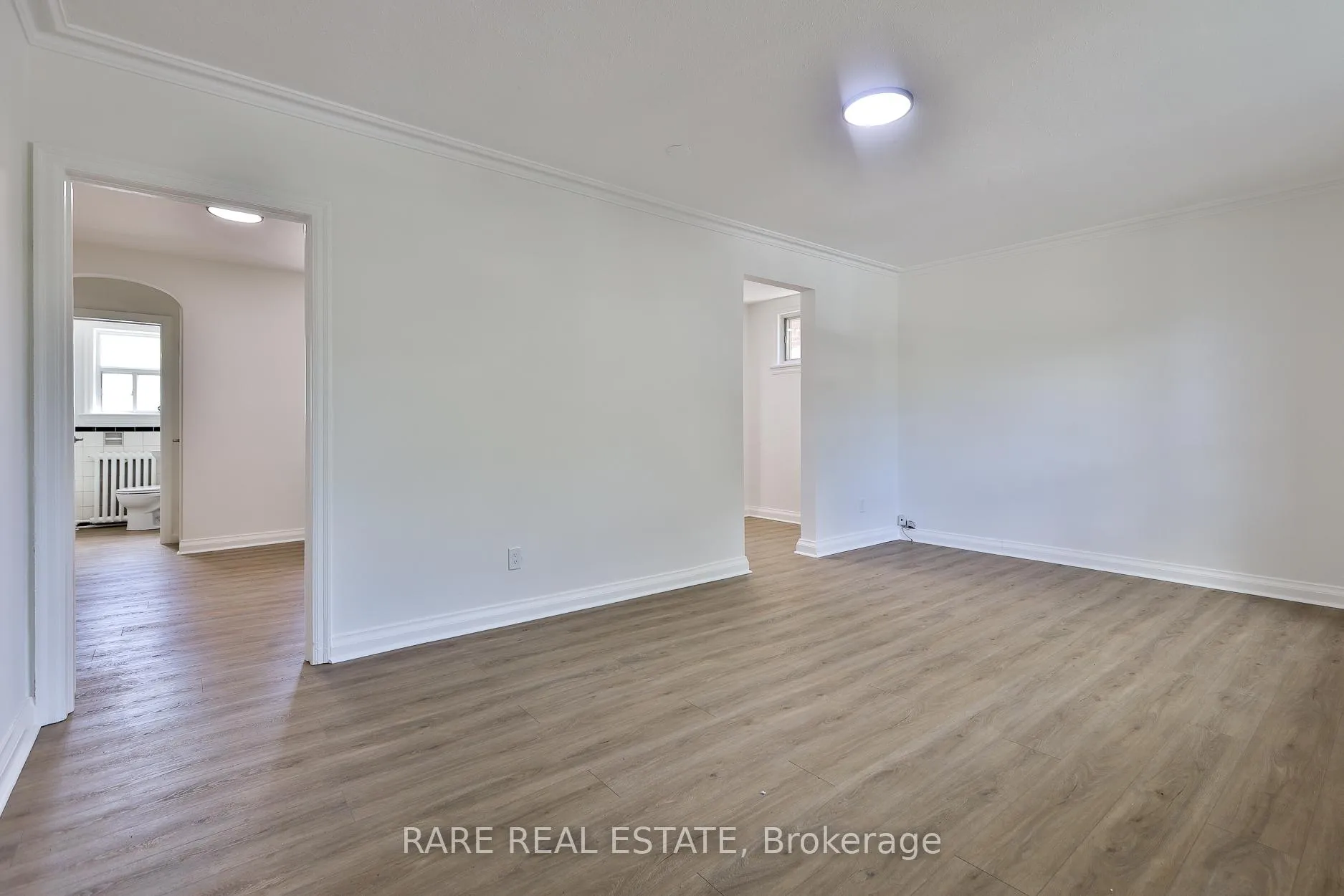 Photo 2 of Unit B, 2367 1/2 Queen Street, Toronto, The Beaches — HOMEH