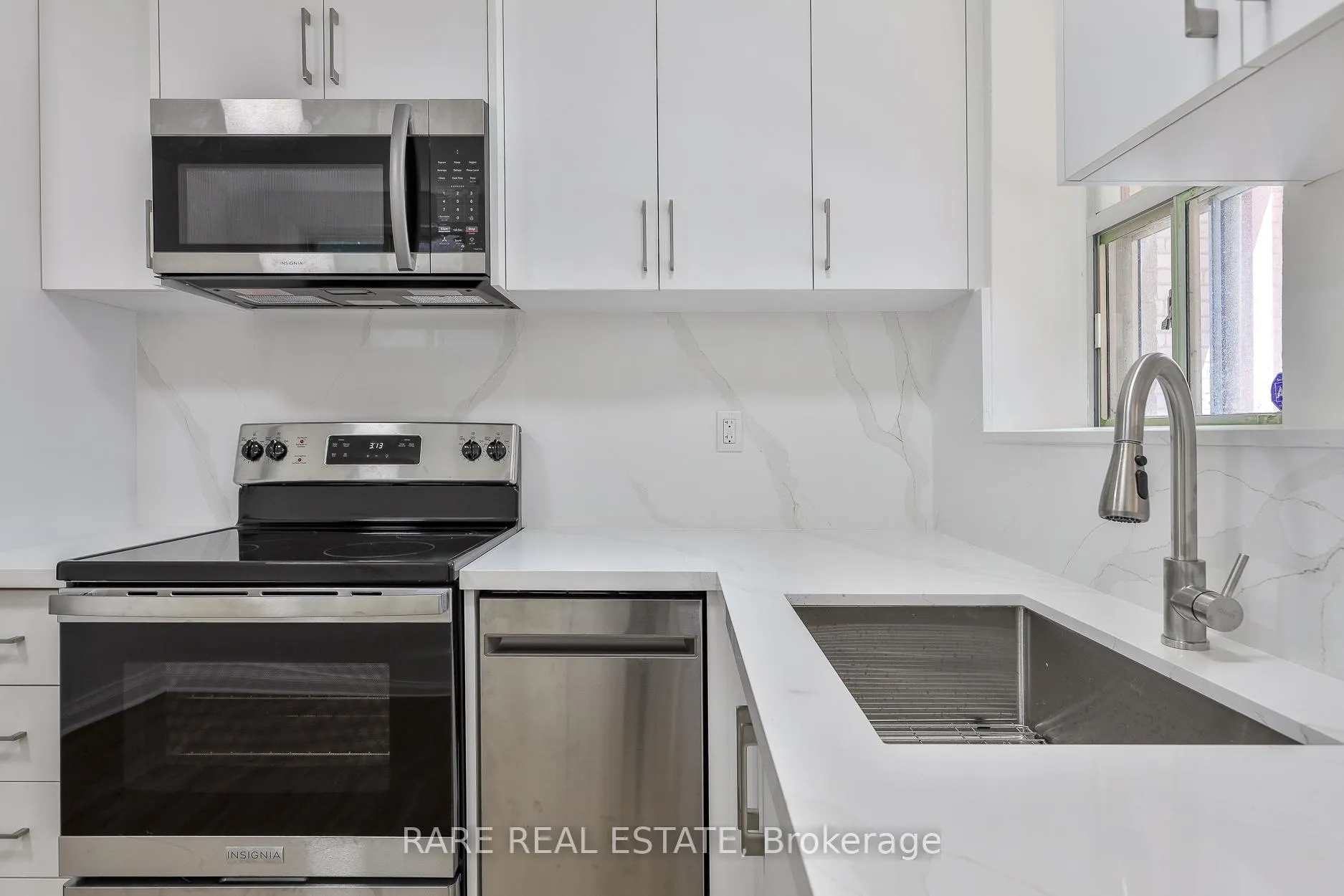 Photo 10 of Unit B, 2367 1/2 Queen Street, Toronto, The Beaches — HOMEH