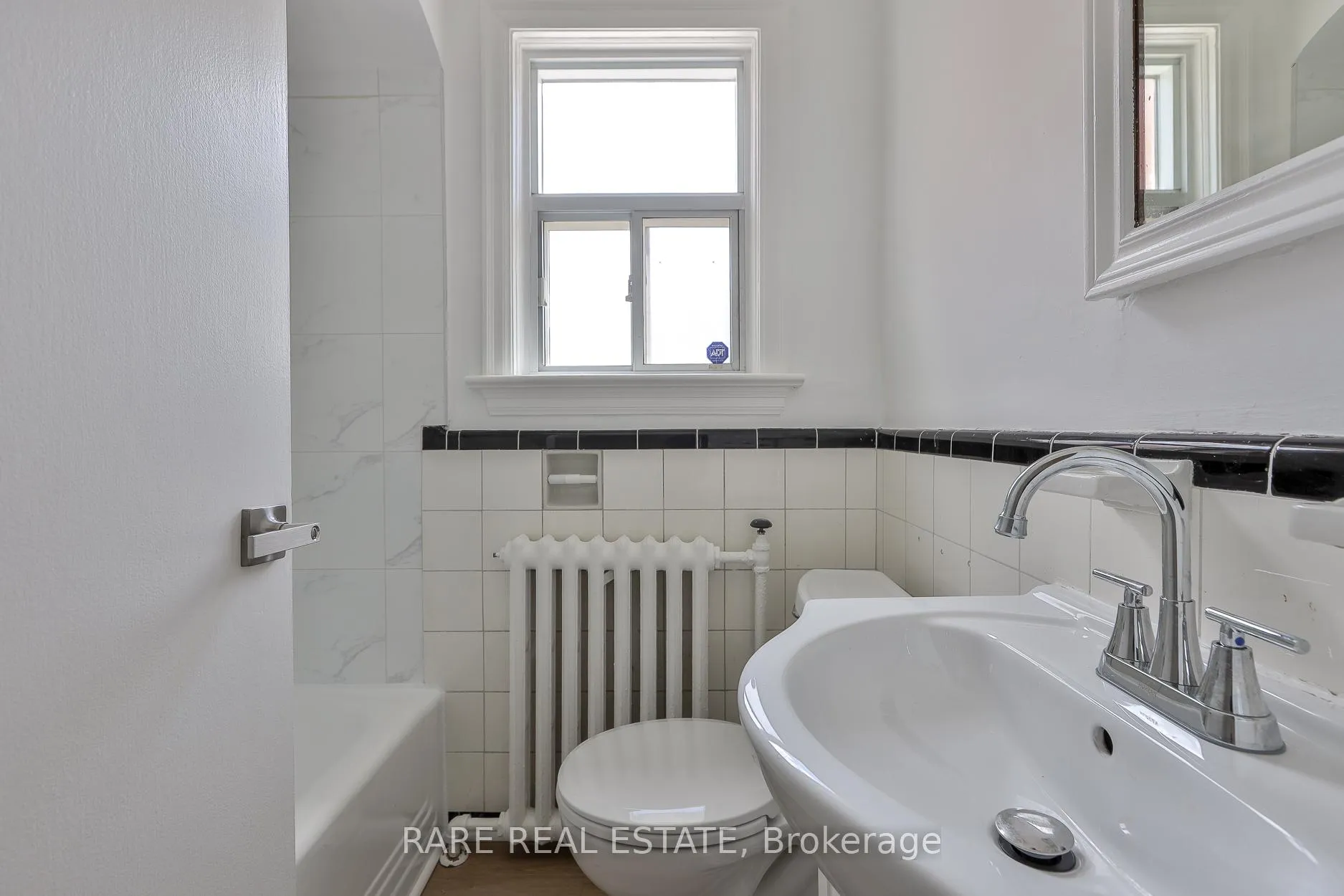 Photo 19 of Unit B, 2367 1/2 Queen Street, Toronto, The Beaches — HOMEH