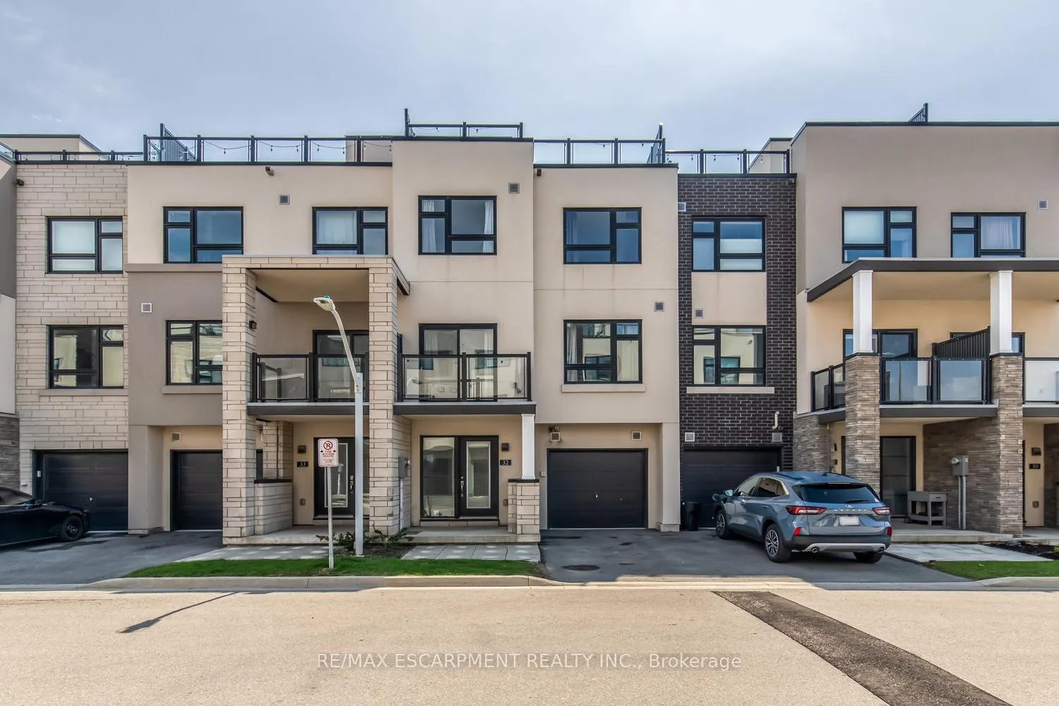 Photo 3 of Unit 32, 1121 Cooke Boulevard, Burlington, LaSalle — HOMEH