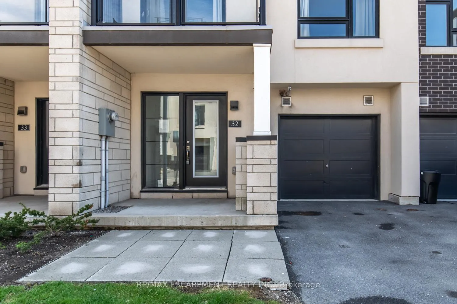 Photo 4 of Unit 32, 1121 Cooke Boulevard, Burlington, LaSalle — HOMEH