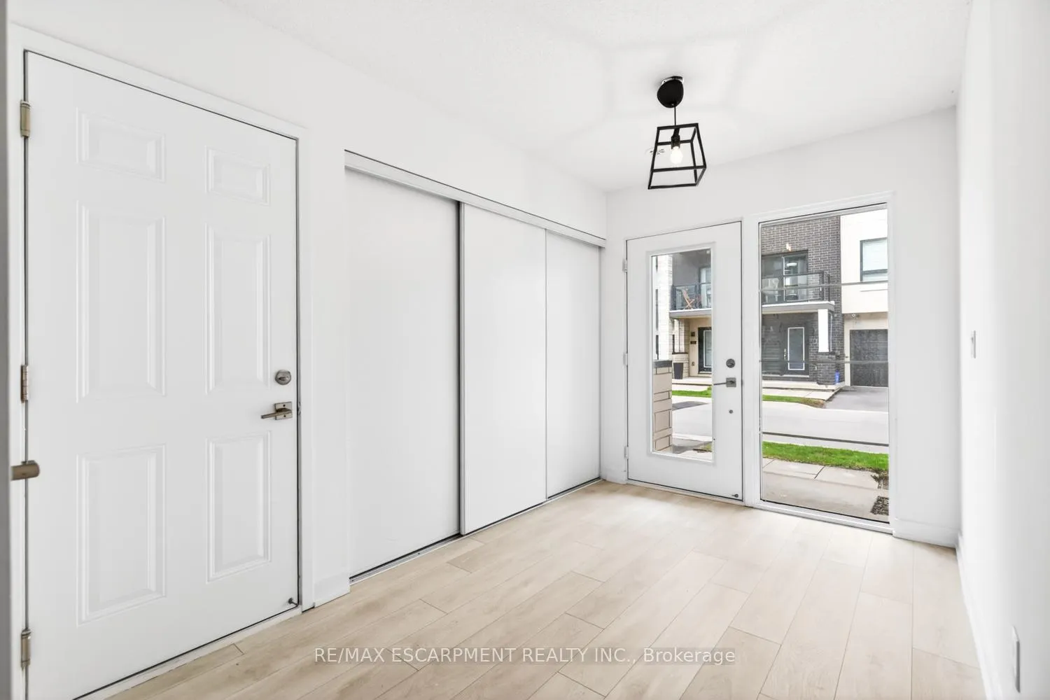 Photo 5 of Unit 32, 1121 Cooke Boulevard, Burlington, LaSalle — HOMEH