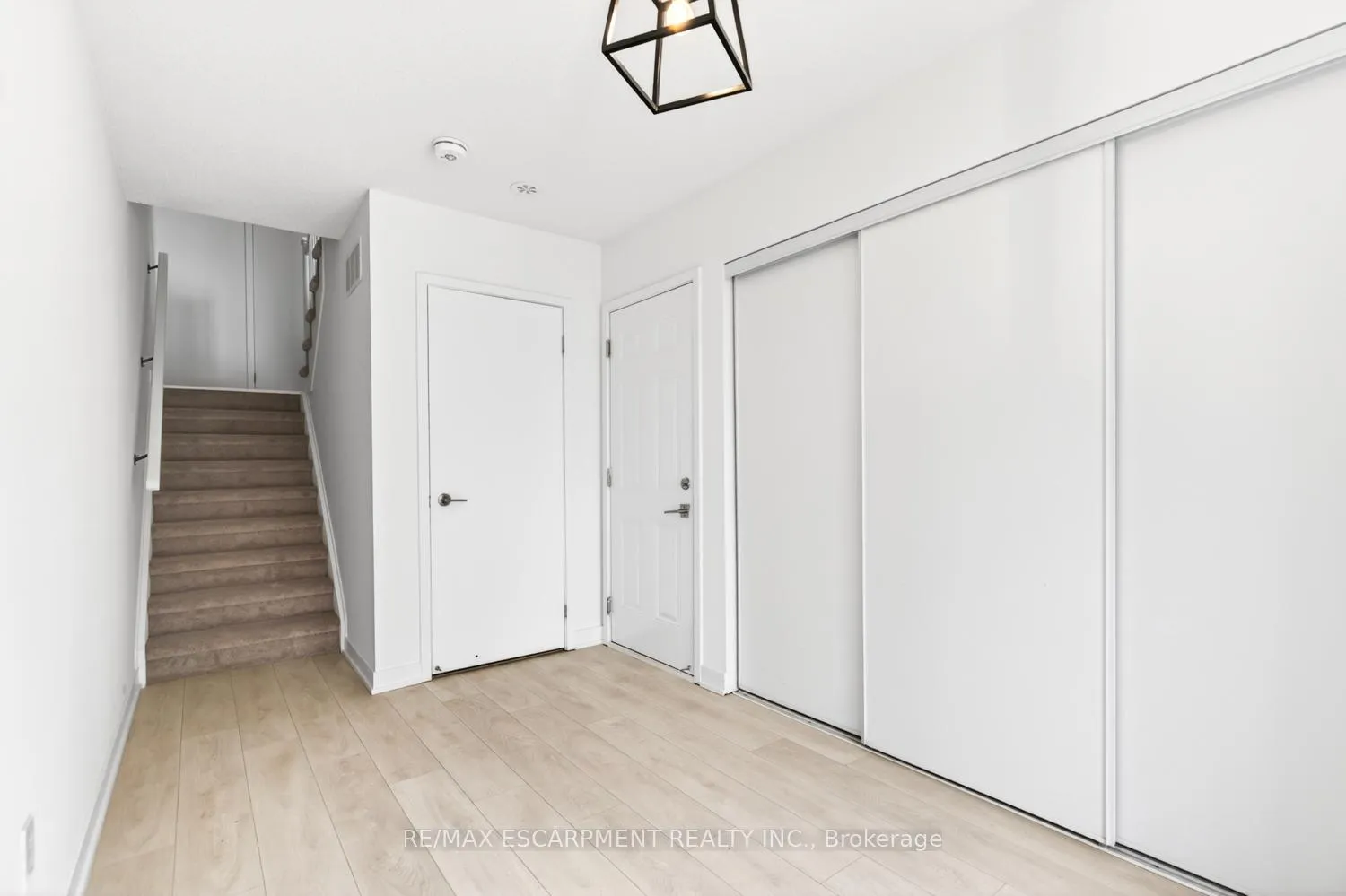 Photo 6 of Unit 32, 1121 Cooke Boulevard, Burlington, LaSalle — HOMEH