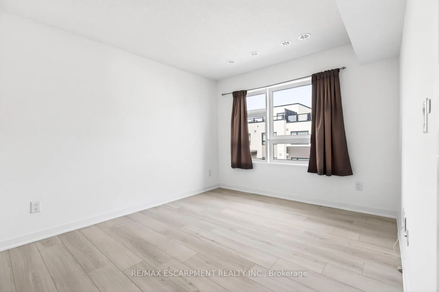Photo 32 of Unit 32, 1121 Cooke Boulevard, Burlington, LaSalle — HOMEH