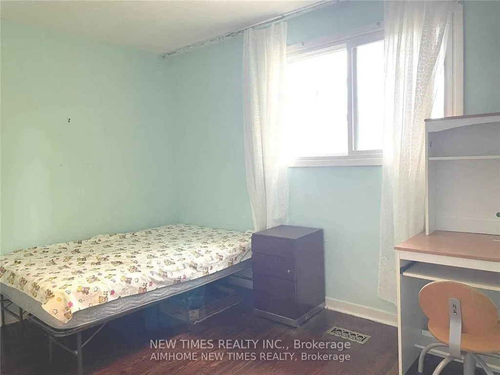 Photo 2 of Unit Upper, 7 Leavey Court, North York, Bayview Woods-Steeles — HOMEH