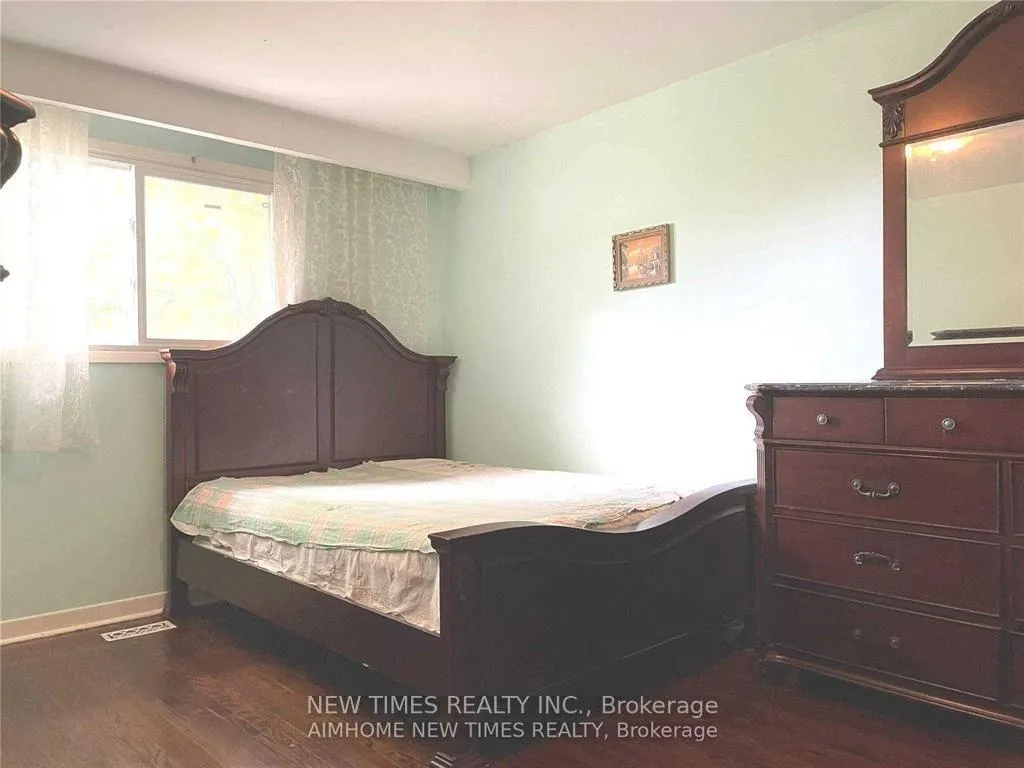 Photo 3 of Unit Upper, 7 Leavey Court, North York, Bayview Woods-Steeles — HOMEH