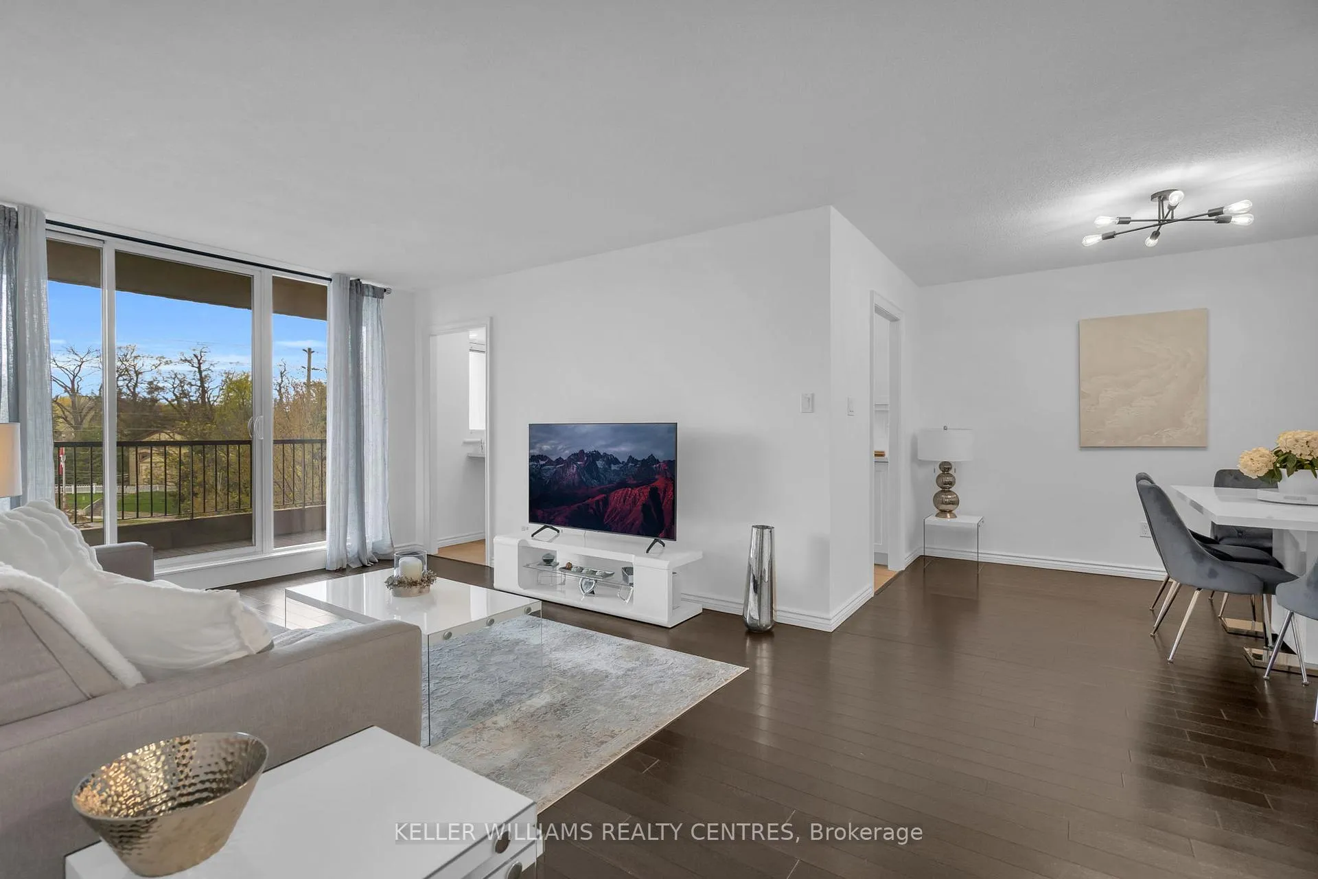 Photo 6 of Unit 407, 7811 Yonge Street, Markham, Thornhill — HOMEH