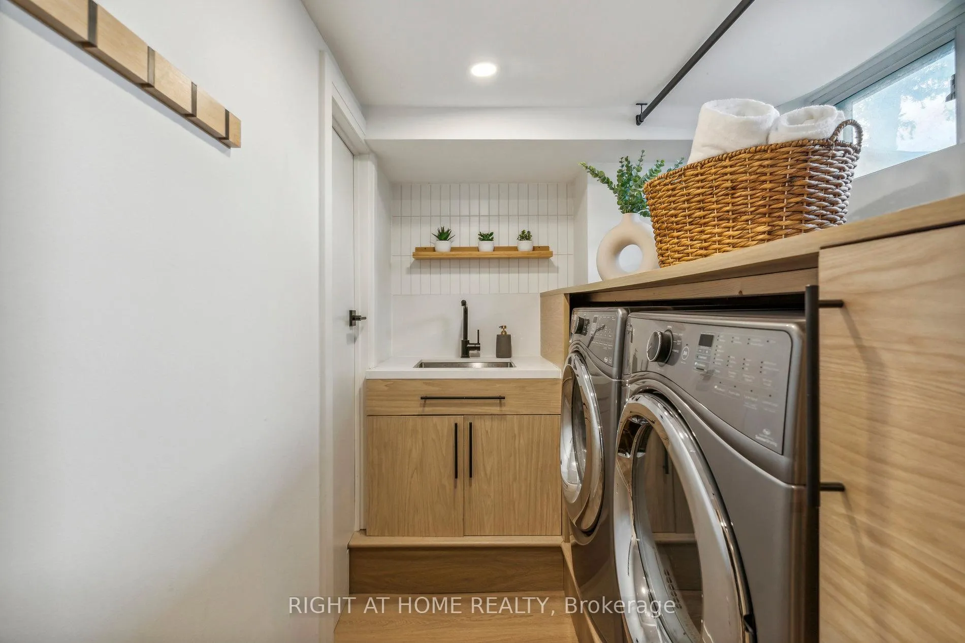 Photo 33 of 141 O'Connor Drive, Toronto, East York — HOMEH