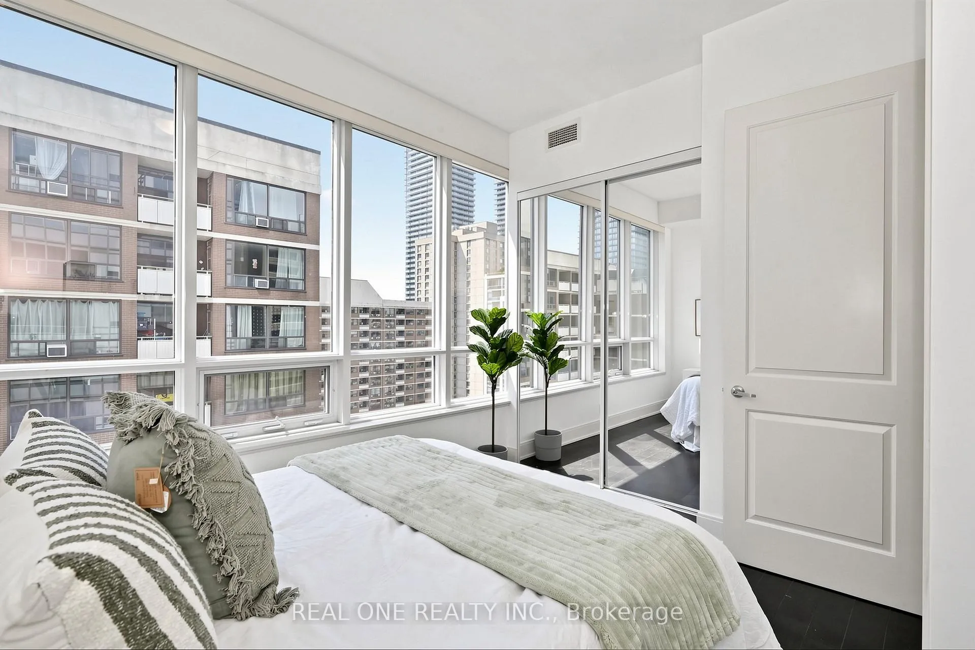Photo 34 of Unit 1603, 21 Balmuto Street, Toronto, Bay Street Corridor — HOMEH