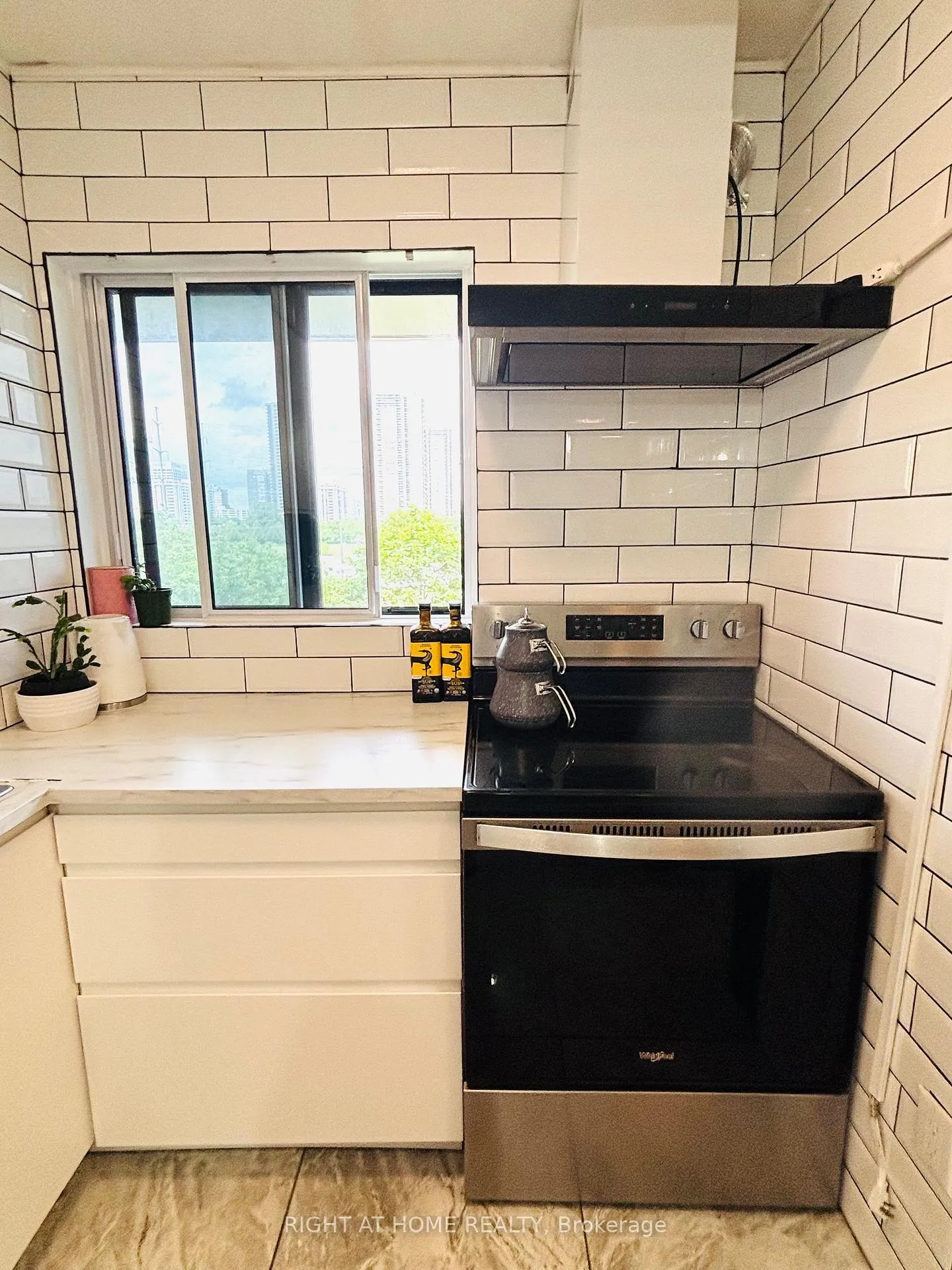 Photo 4 of Unit 315, 95 Leeward Glenway, Toronto, Flemingdon Park — HOMEH