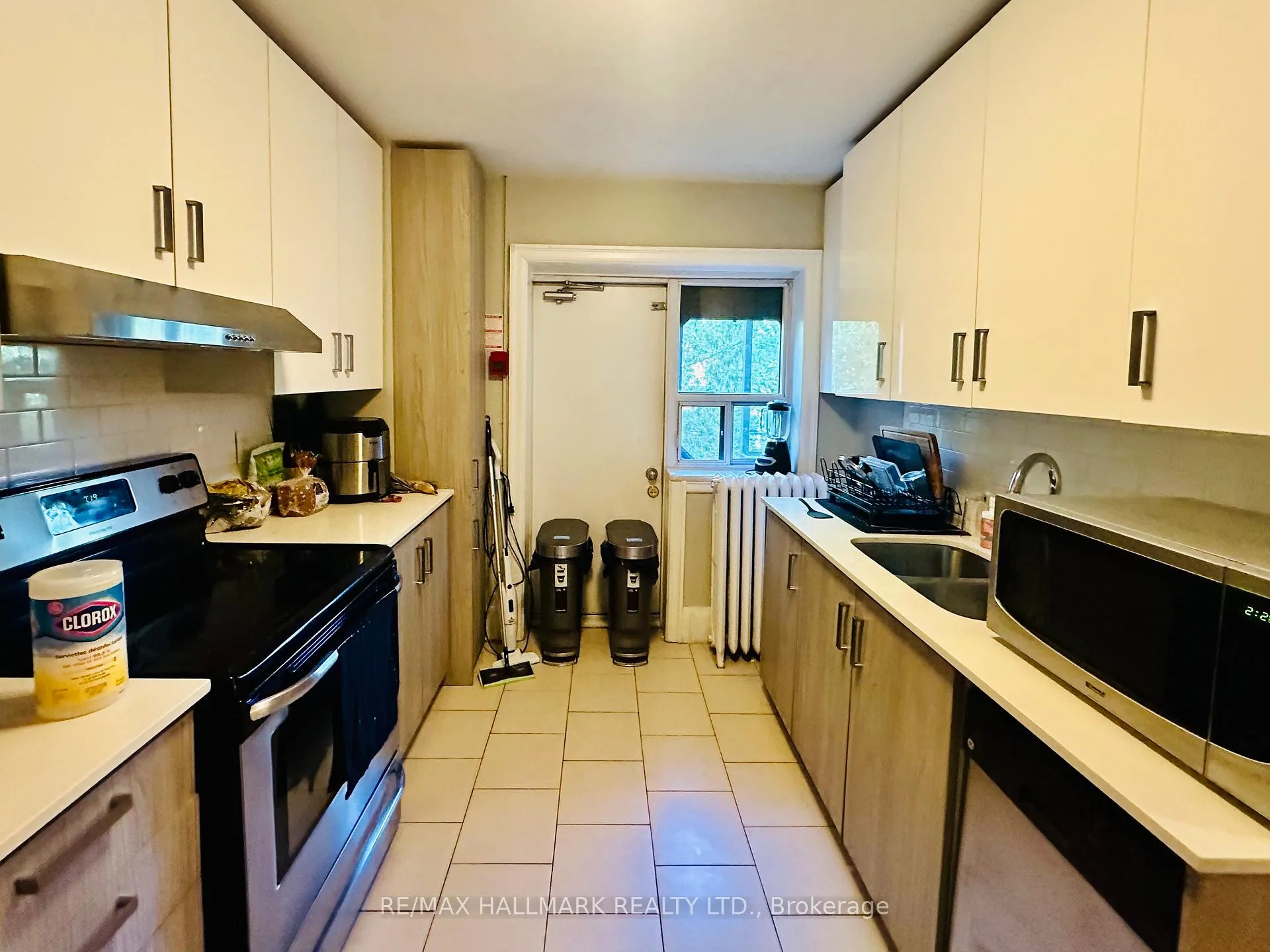 Photo 11 of Unit 3, 597 St Clair Avenue W, Toronto, Wychwood — HOMEH