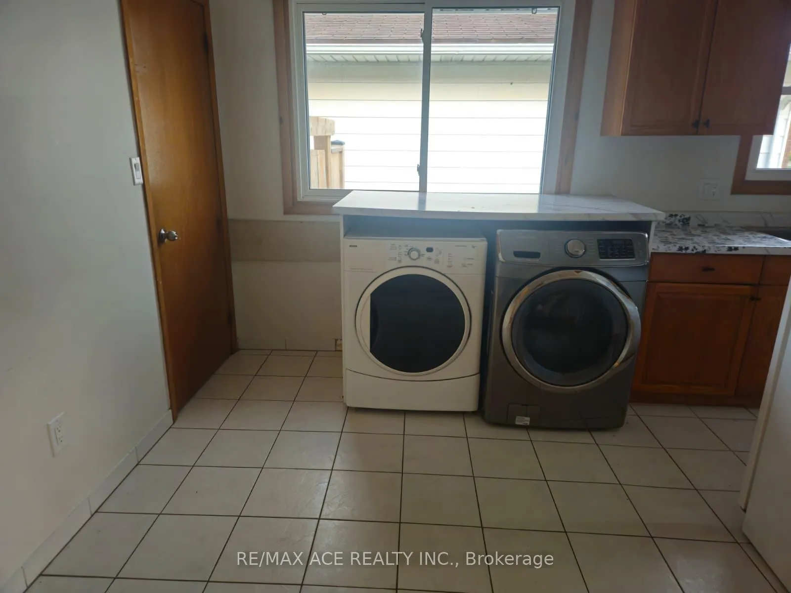 Photo 10 of Unit Main, 6033 Swayze Drive, Niagara Falls, Church's Lane — HOMEH