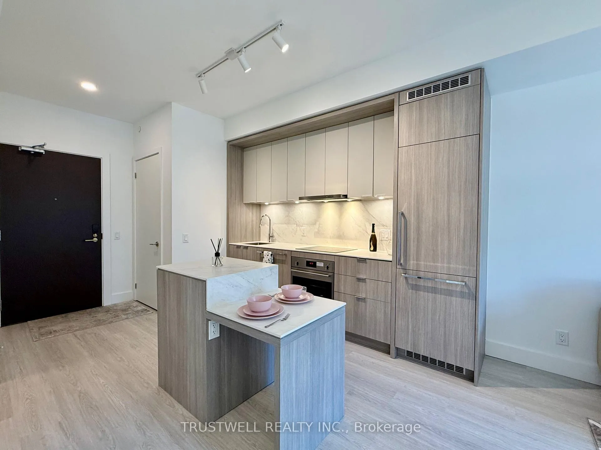 Photo 3 of Unit 503, 6 Greenbriar Road, North York, Bayview Village — HOMEH