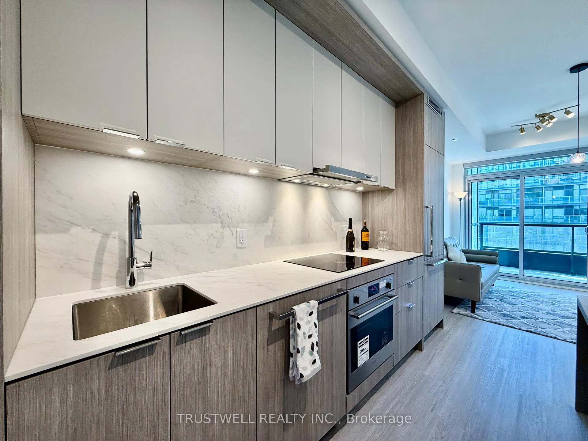 Photo 4 of Unit 503, 6 Greenbriar Road, North York, Bayview Village — HOMEH