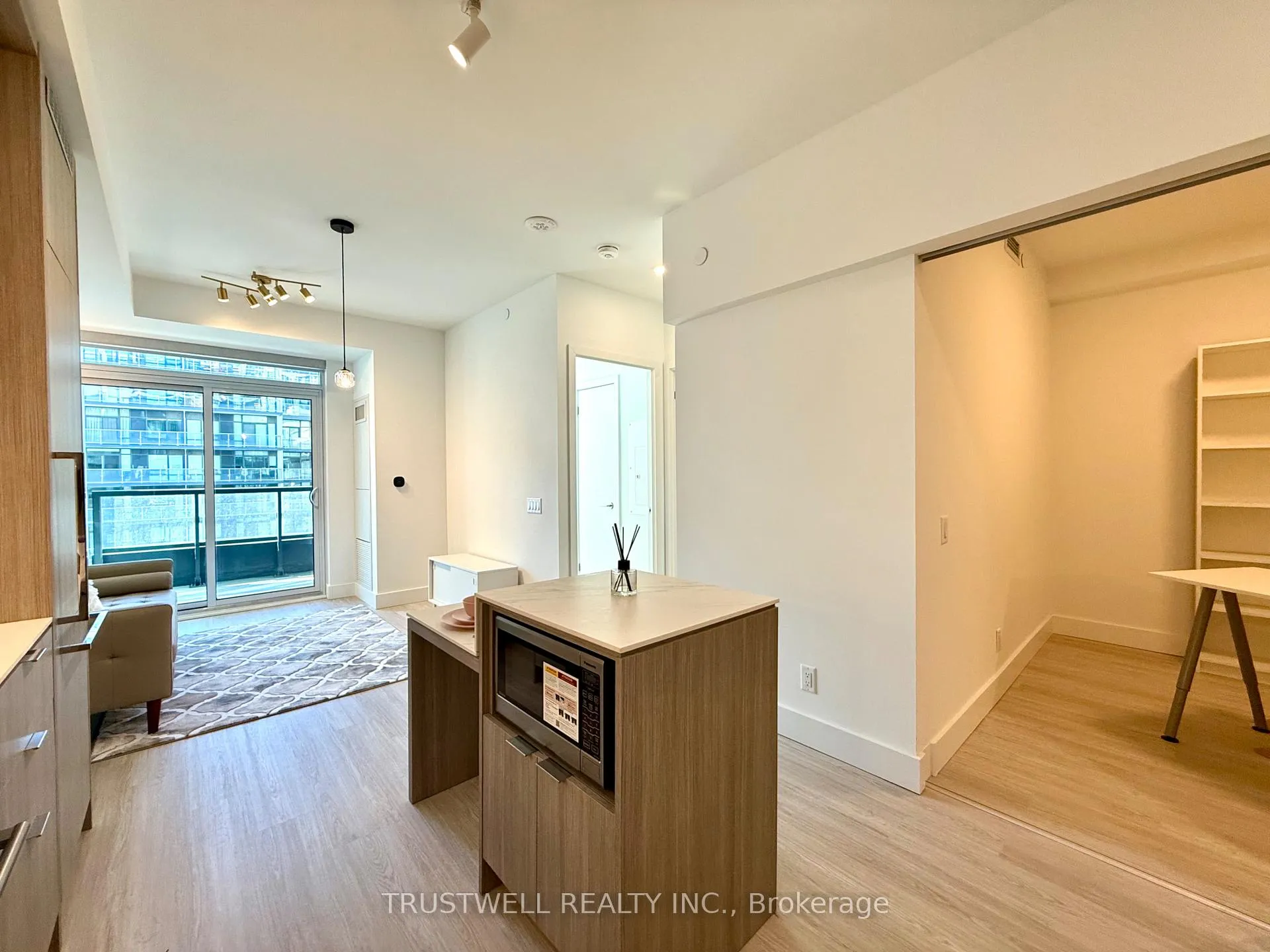Photo 5 of Unit 503, 6 Greenbriar Road, North York, Bayview Village — HOMEH