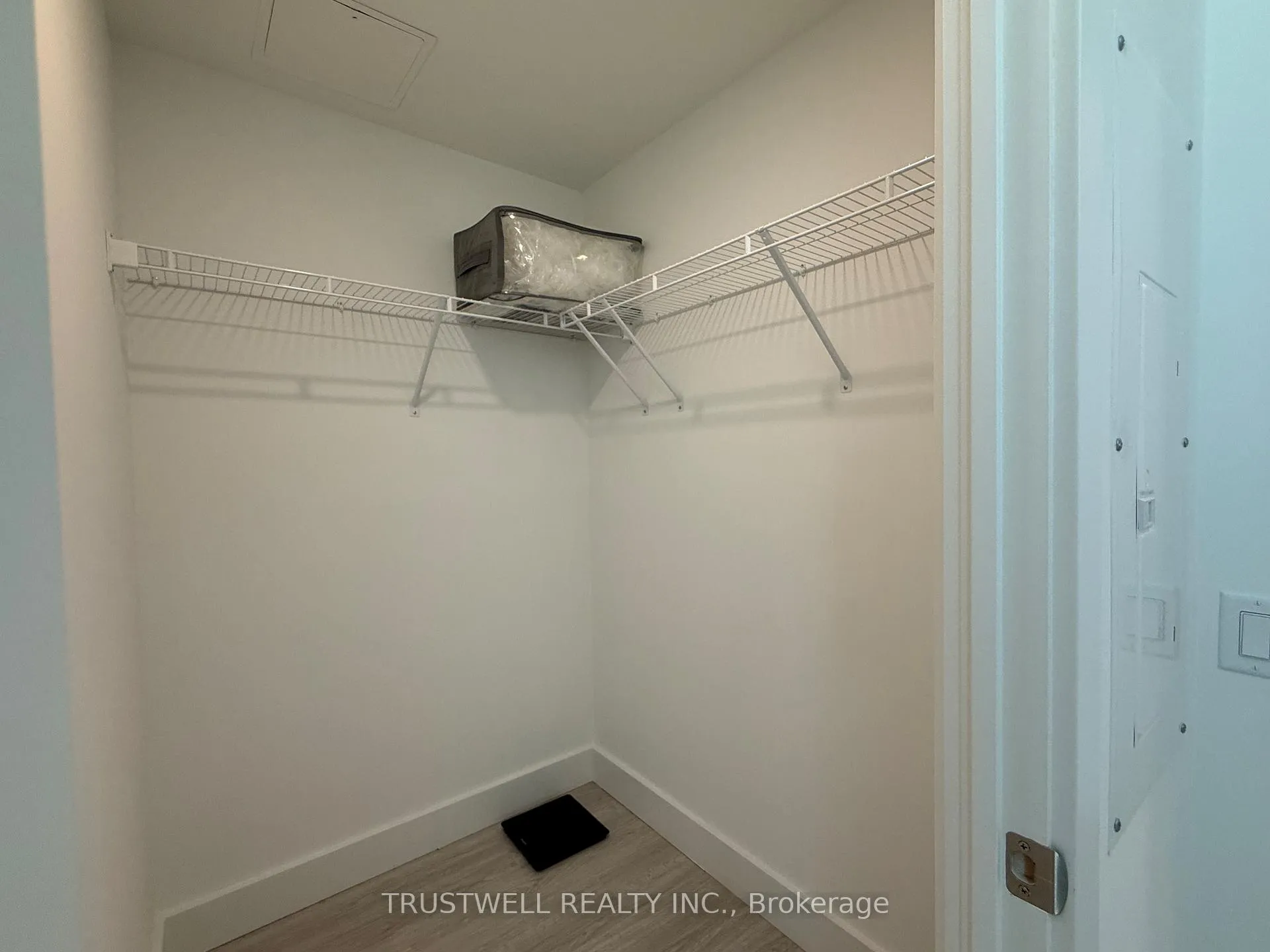 Photo 9 of Unit 503, 6 Greenbriar Road, North York, Bayview Village — HOMEH