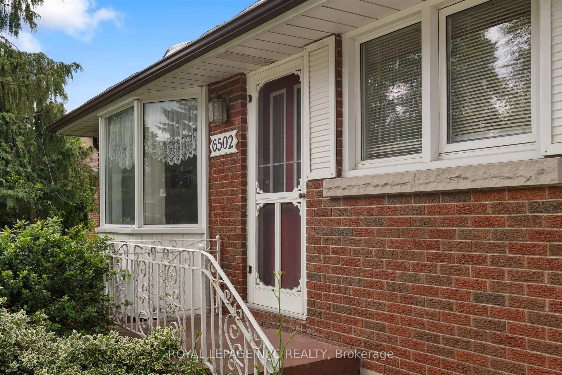 Photo 2 of 6502 Brock Street, Niagara Falls, Stamford — HOMEH