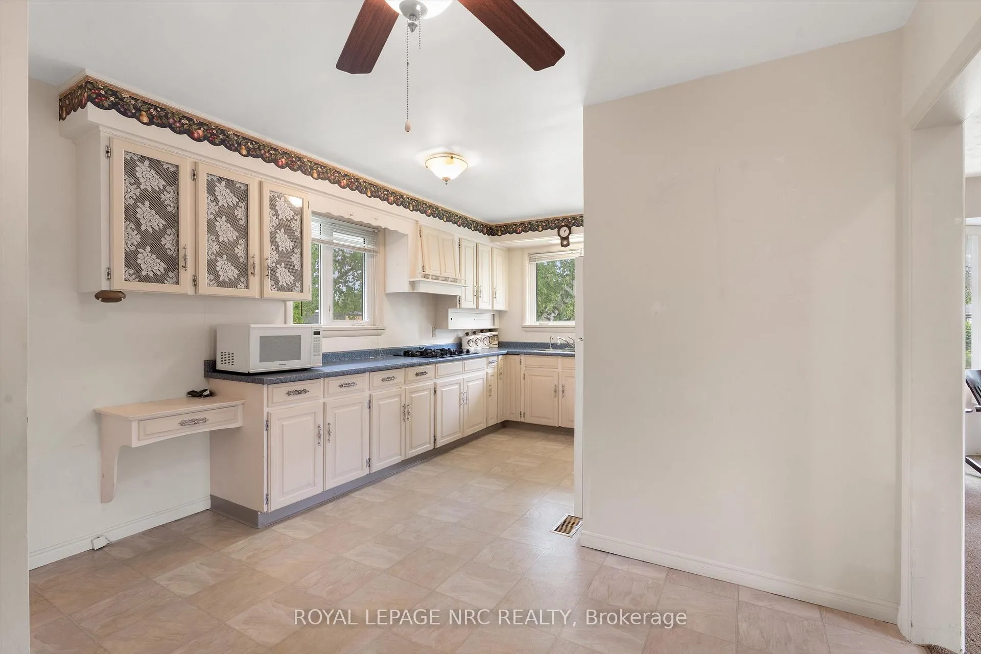 Photo 7 of 6502 Brock Street, Niagara Falls, Stamford — HOMEH