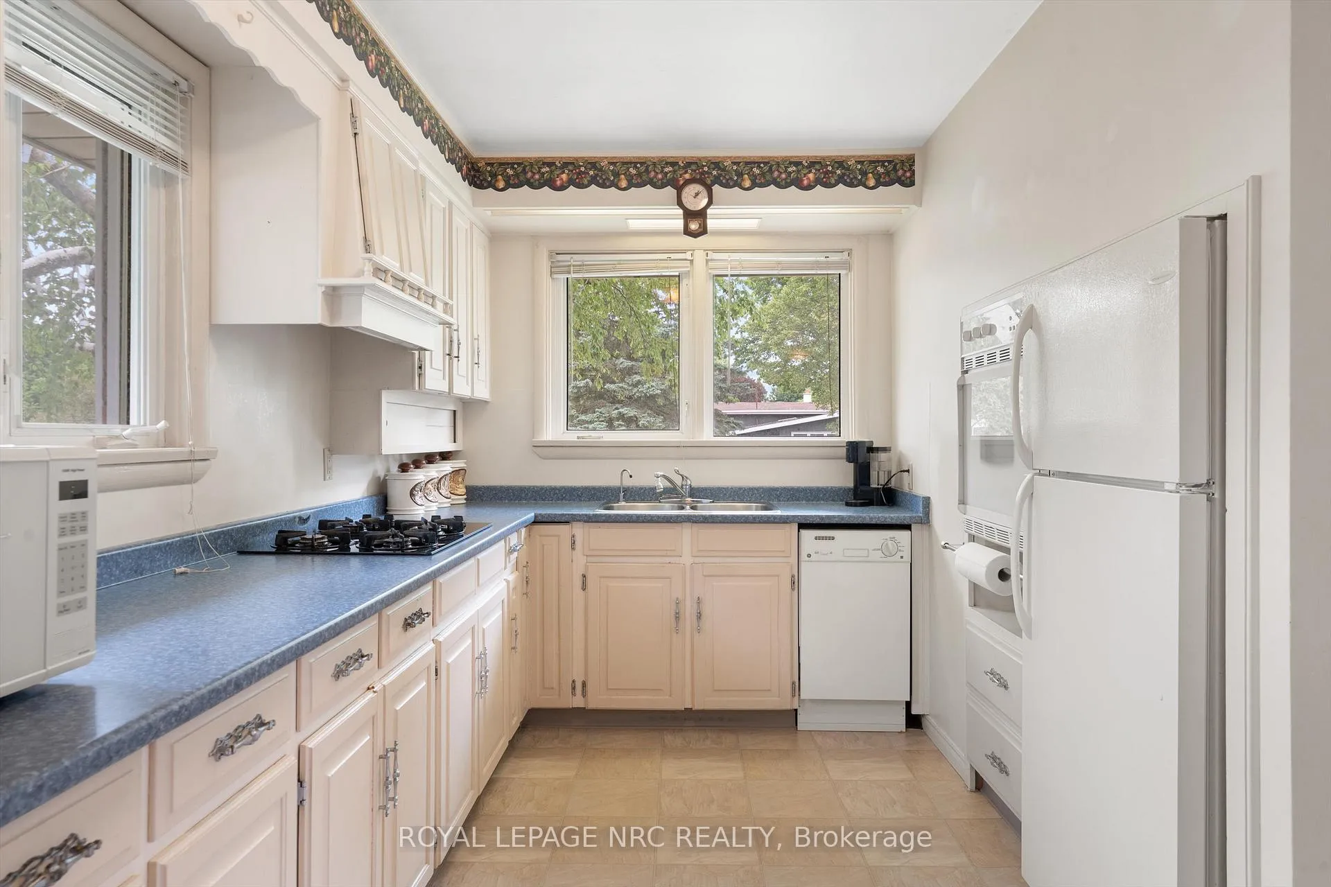 Photo 8 of 6502 Brock Street, Niagara Falls, Stamford — HOMEH
