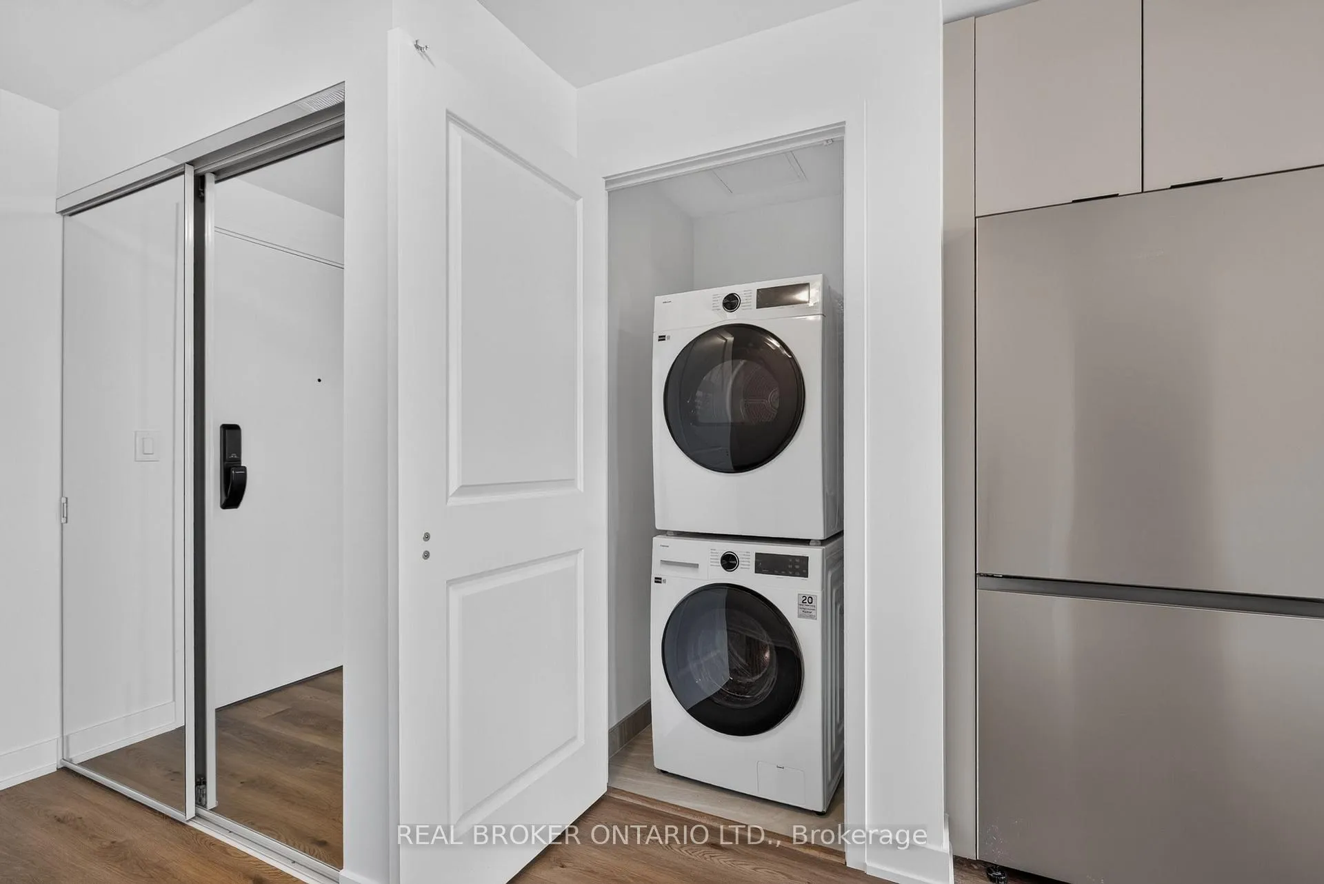 Photo 12 of Unit 1411, 2075 Lakeshore Road, Burlington, Brant — HOMEH