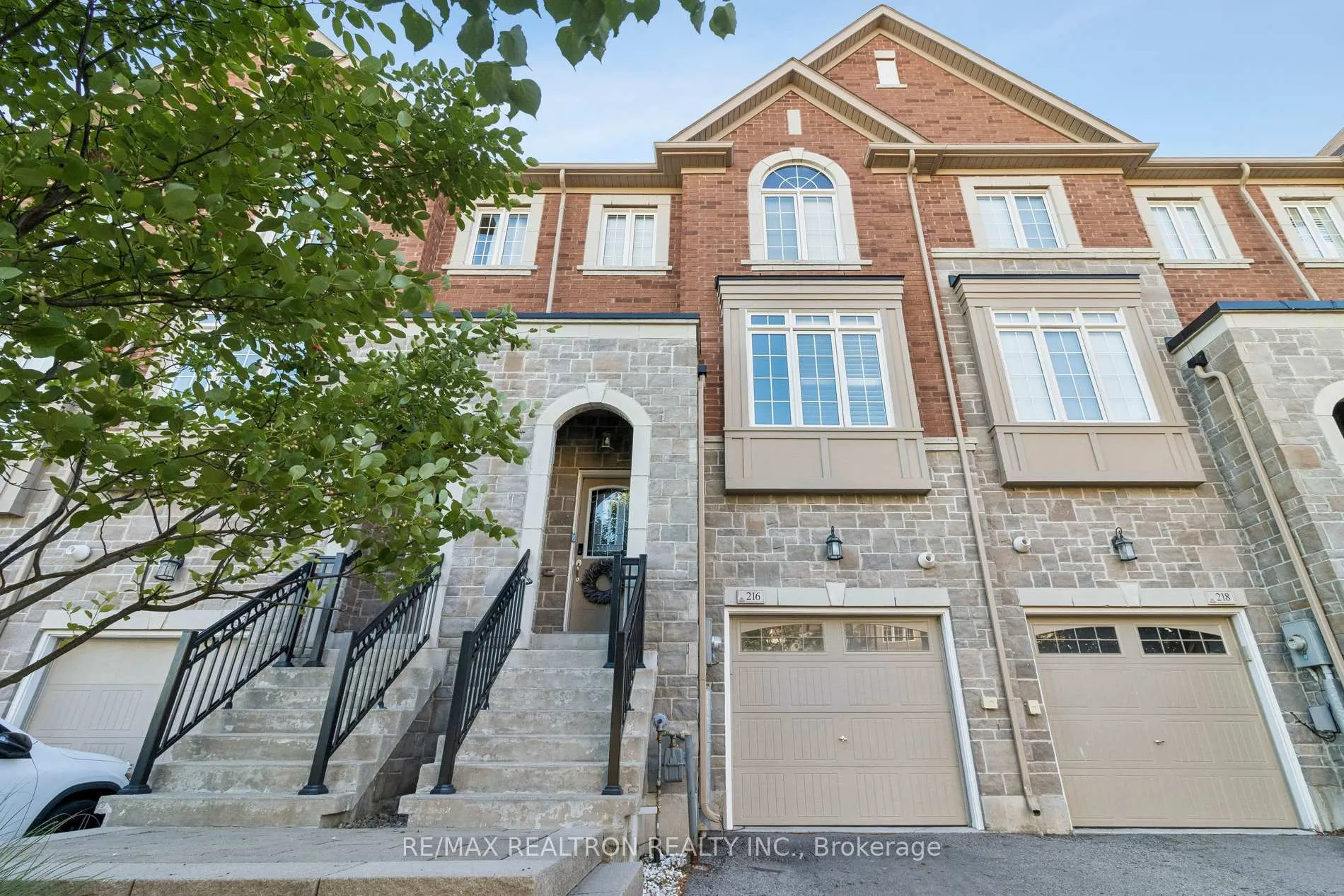 Photo 3 of 216 Appleton Court, Newmarket, Central Newmarket — HOMEH