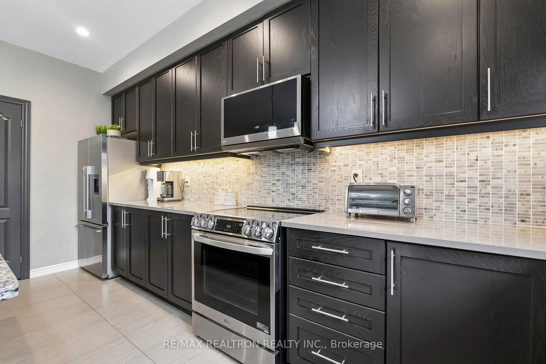 Photo 13 of 216 Appleton Court, Newmarket, Central Newmarket — HOMEH