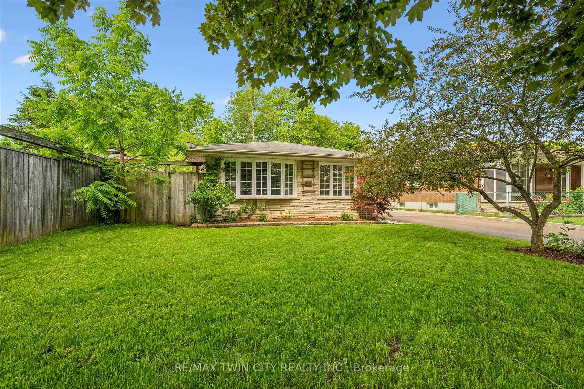 Photo 2 of 107 Queenston Drive, Kitchener — HOMEH