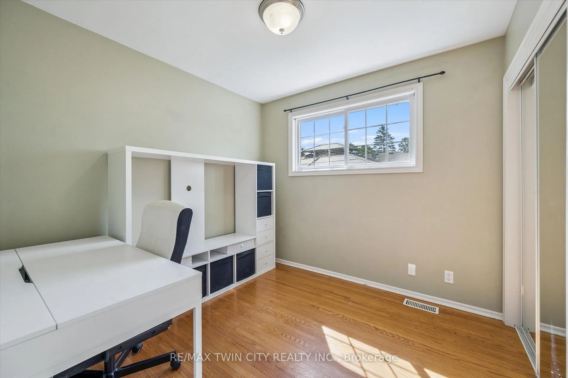 Photo 12 of 107 Queenston Drive, Kitchener — HOMEH