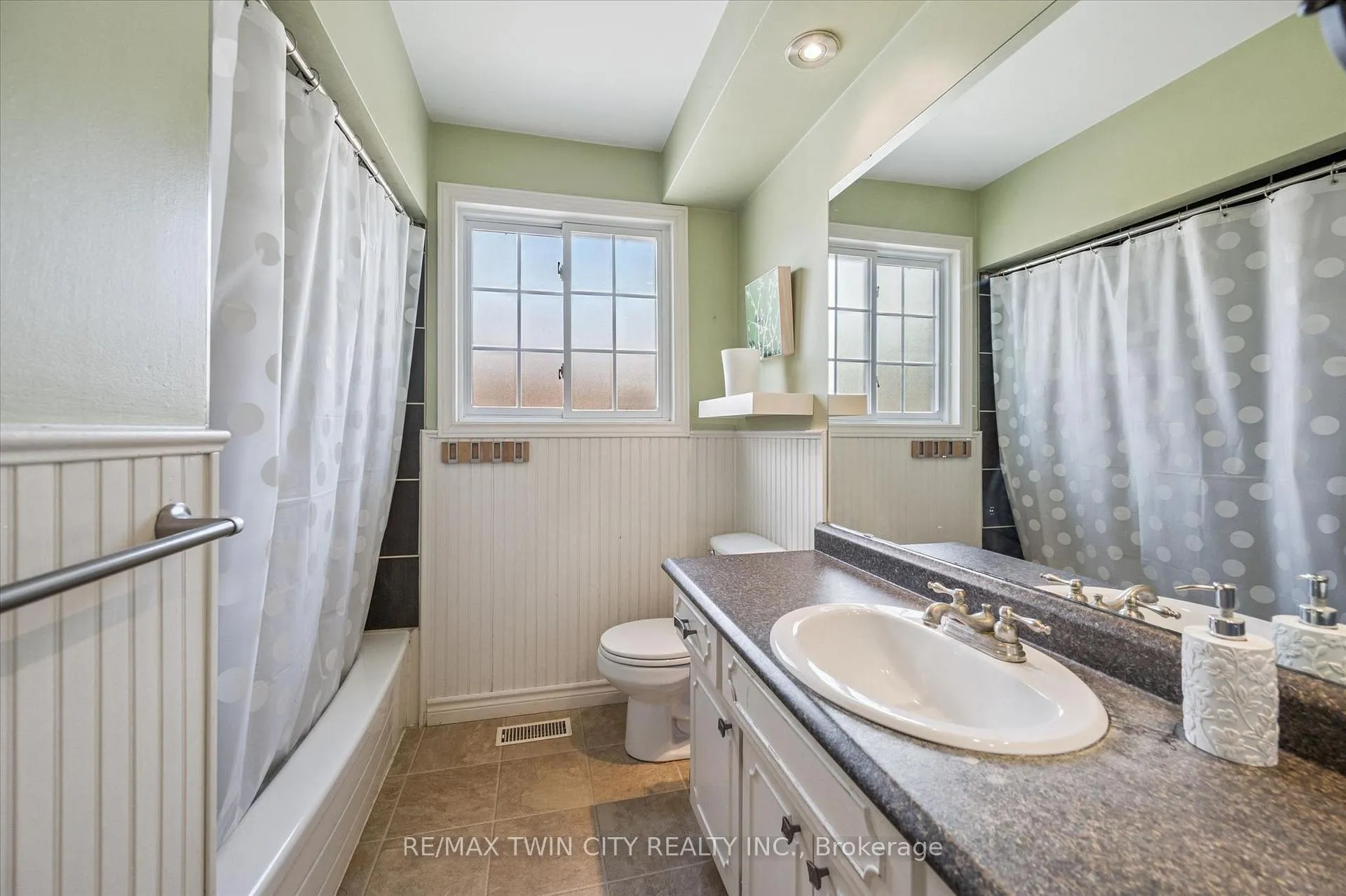 Photo 13 of 107 Queenston Drive, Kitchener — HOMEH