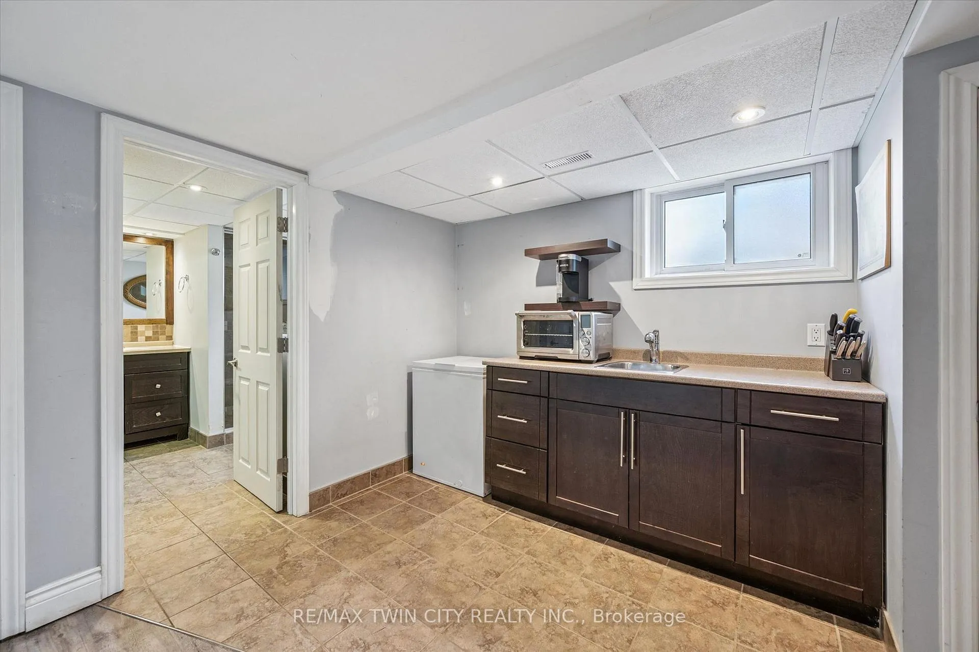 Photo 19 of 107 Queenston Drive, Kitchener — HOMEH