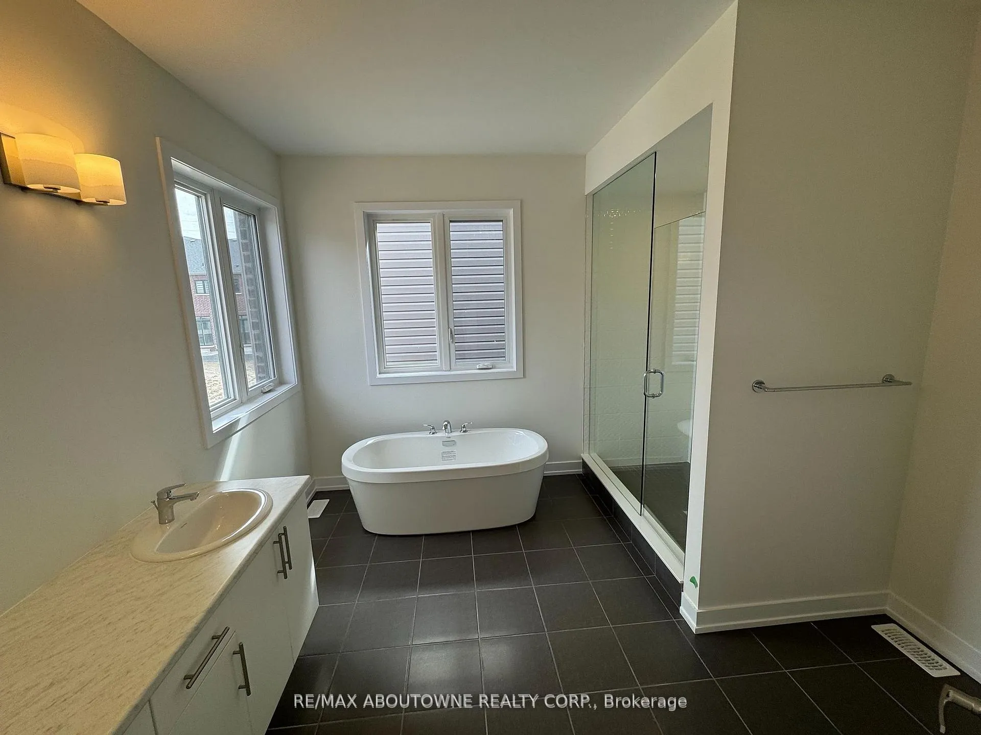 Photo 5 of 1050 Thompson Drive, Oshawa, Kedron — HOMEH