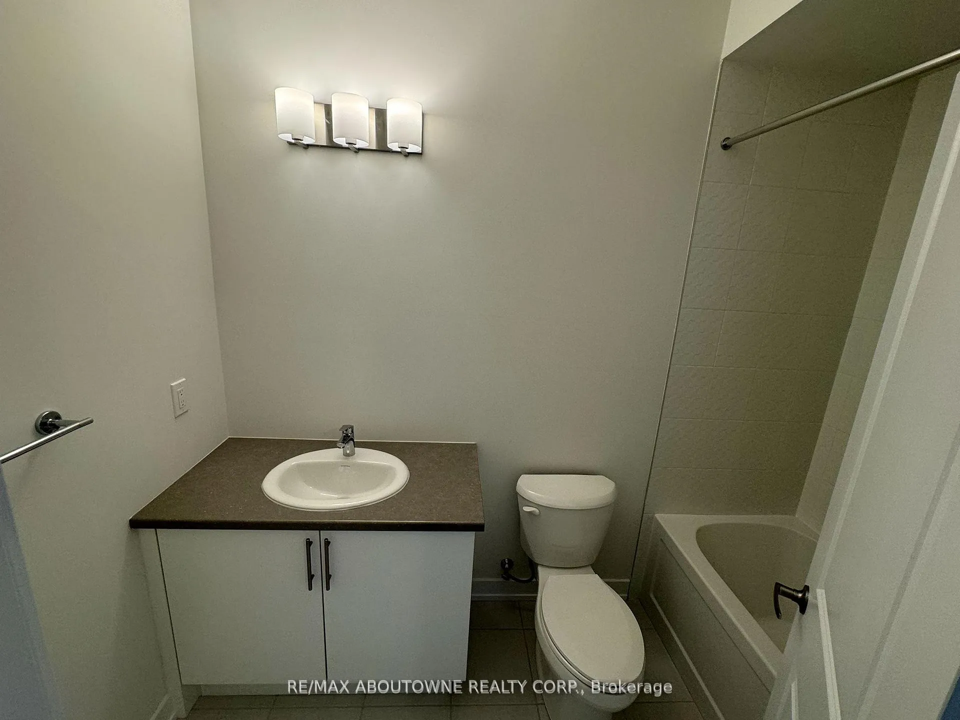 Photo 10 of 1050 Thompson Drive, Oshawa, Kedron — HOMEH