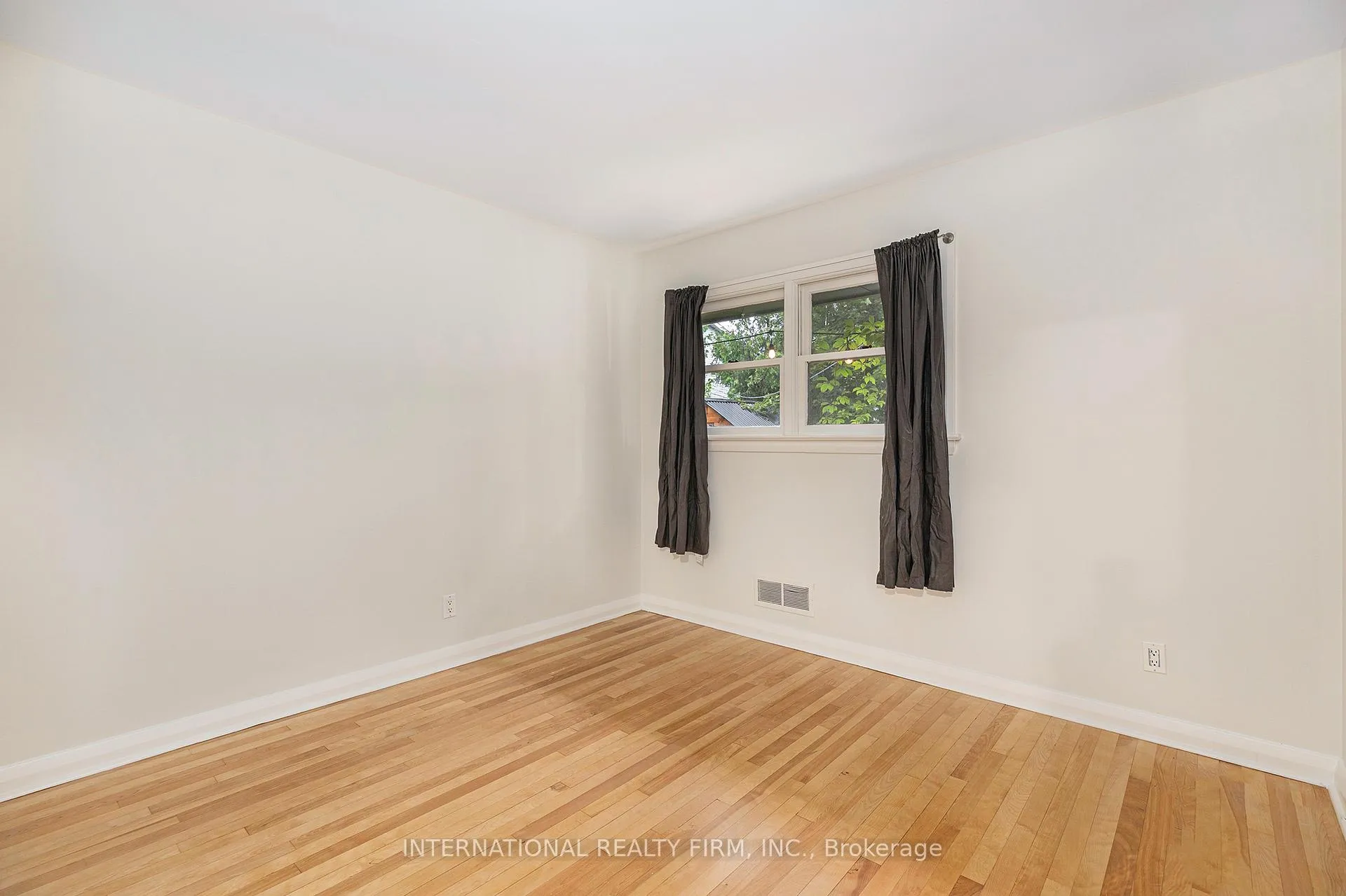 Photo 16 of 323 Lanark Avenue N, Ottawa, Westboro North — HOMEH