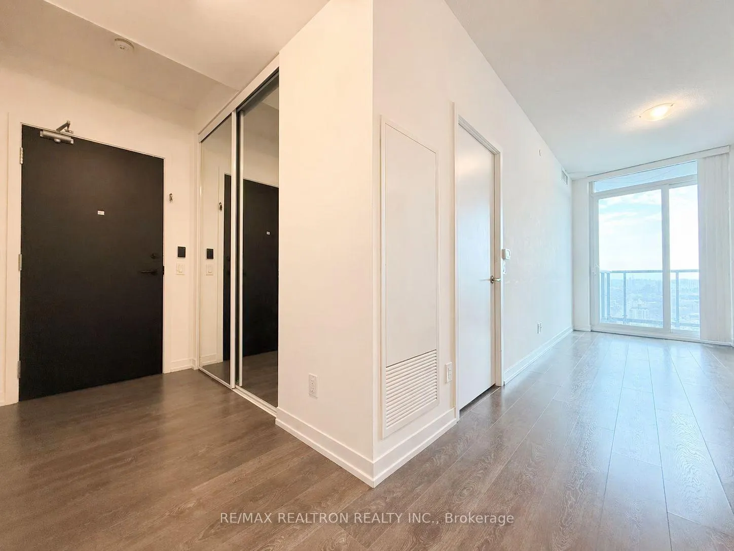 Photo 3 of Unit 3212, 125 Redpath Avenue, Toronto, Mount Pleasant West — HOMEH