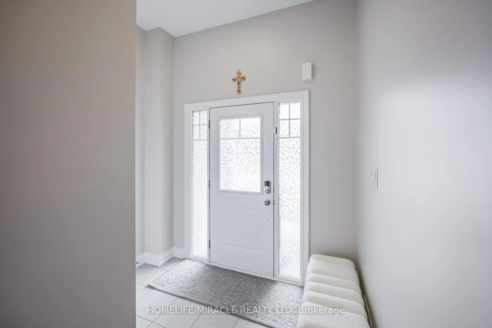 Photo 4 of 16 Arnold Crescent, New Tecumseth, Alliston — HOMEH
