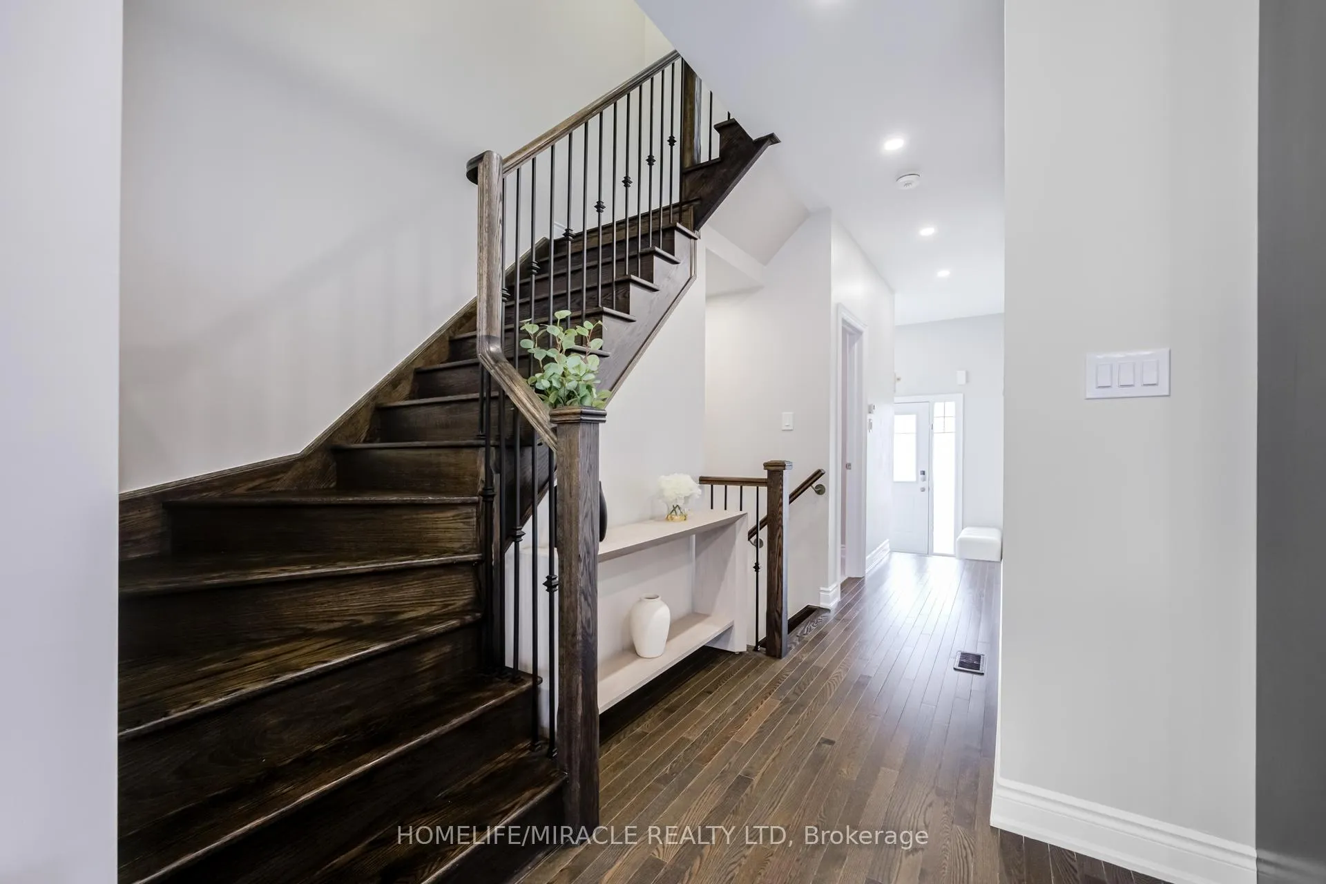 Photo 6 of 16 Arnold Crescent, New Tecumseth, Alliston — HOMEH