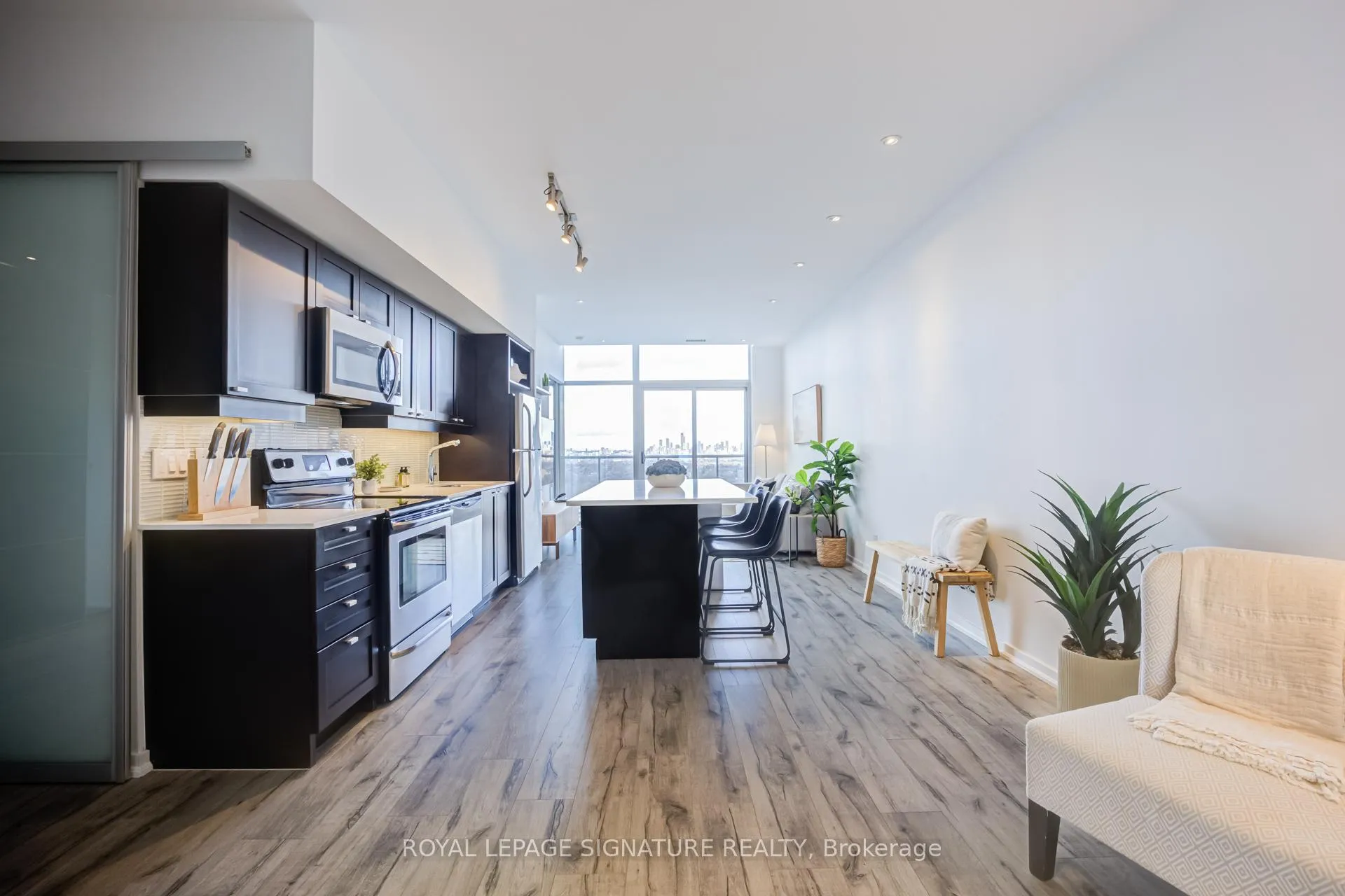 Front of Unit 3513, 105 The Queensway
