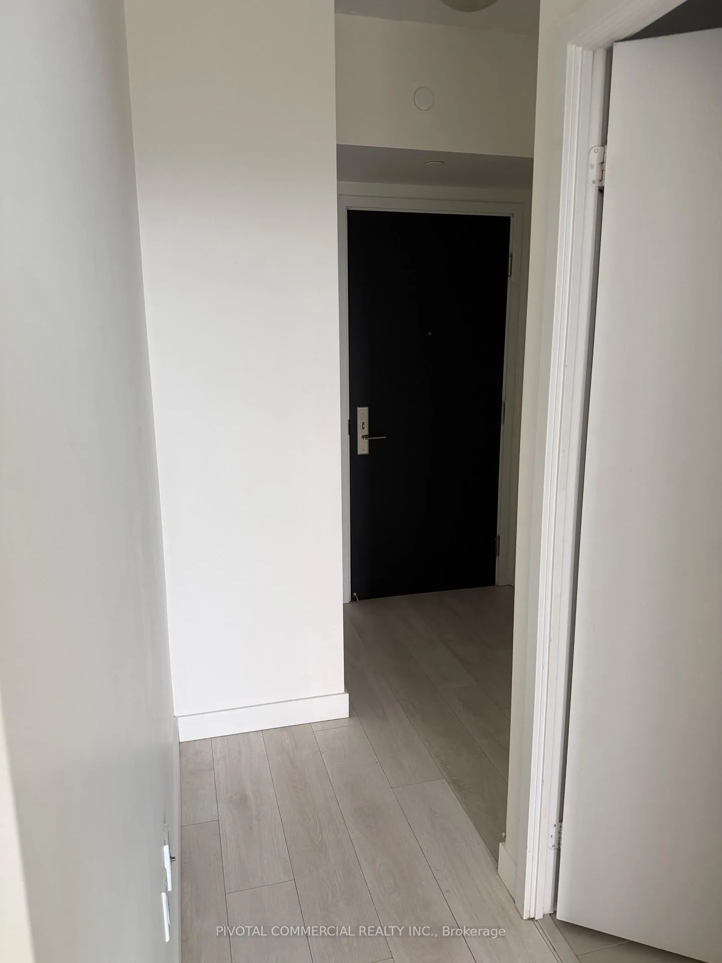 Photo 3 of Unit 5105, 8 Eglinton Avenue E, Toronto, Mount Pleasant West — HOMEH