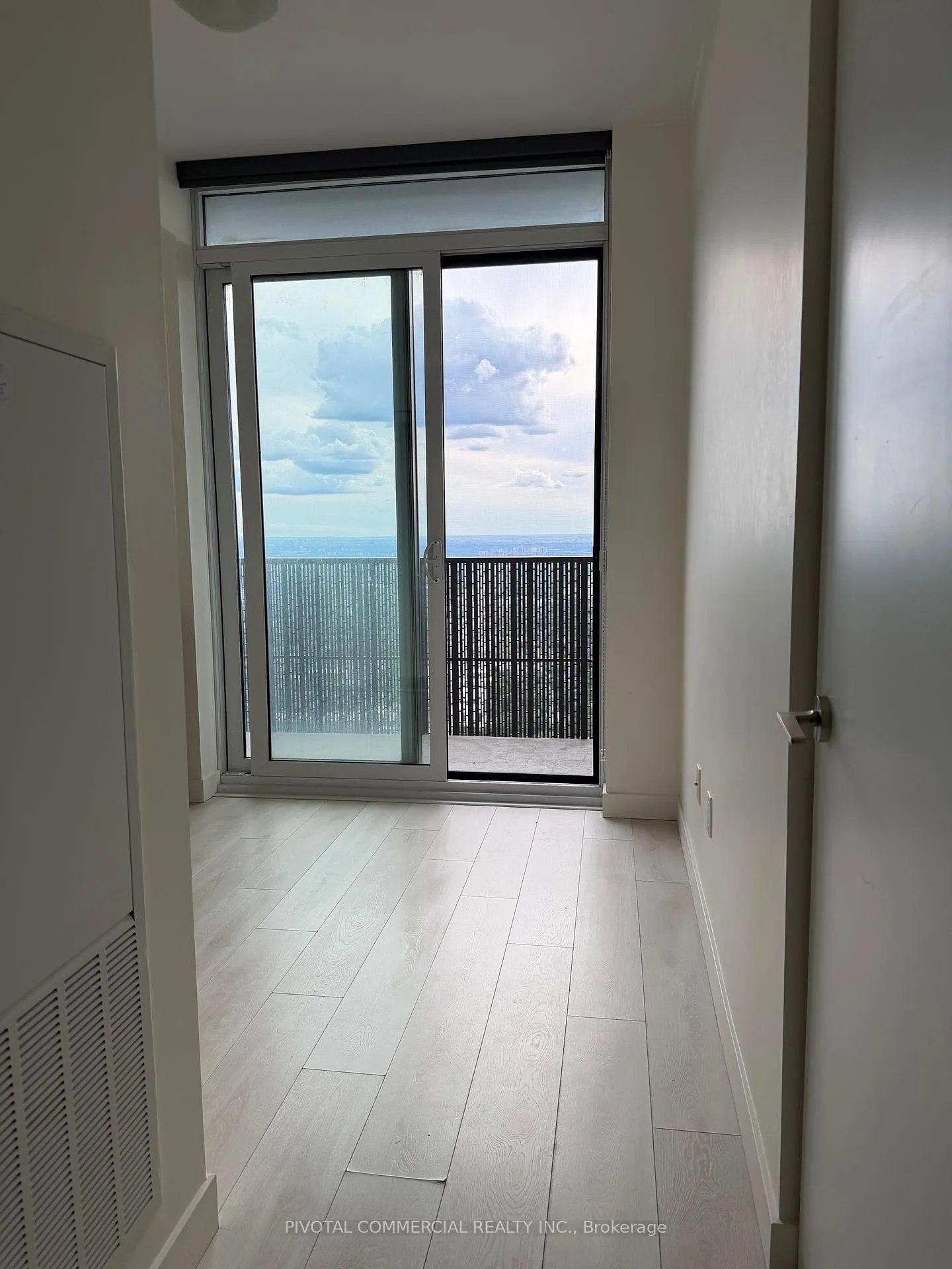 Photo 8 of Unit 5105, 8 Eglinton Avenue E, Toronto, Mount Pleasant West — HOMEH