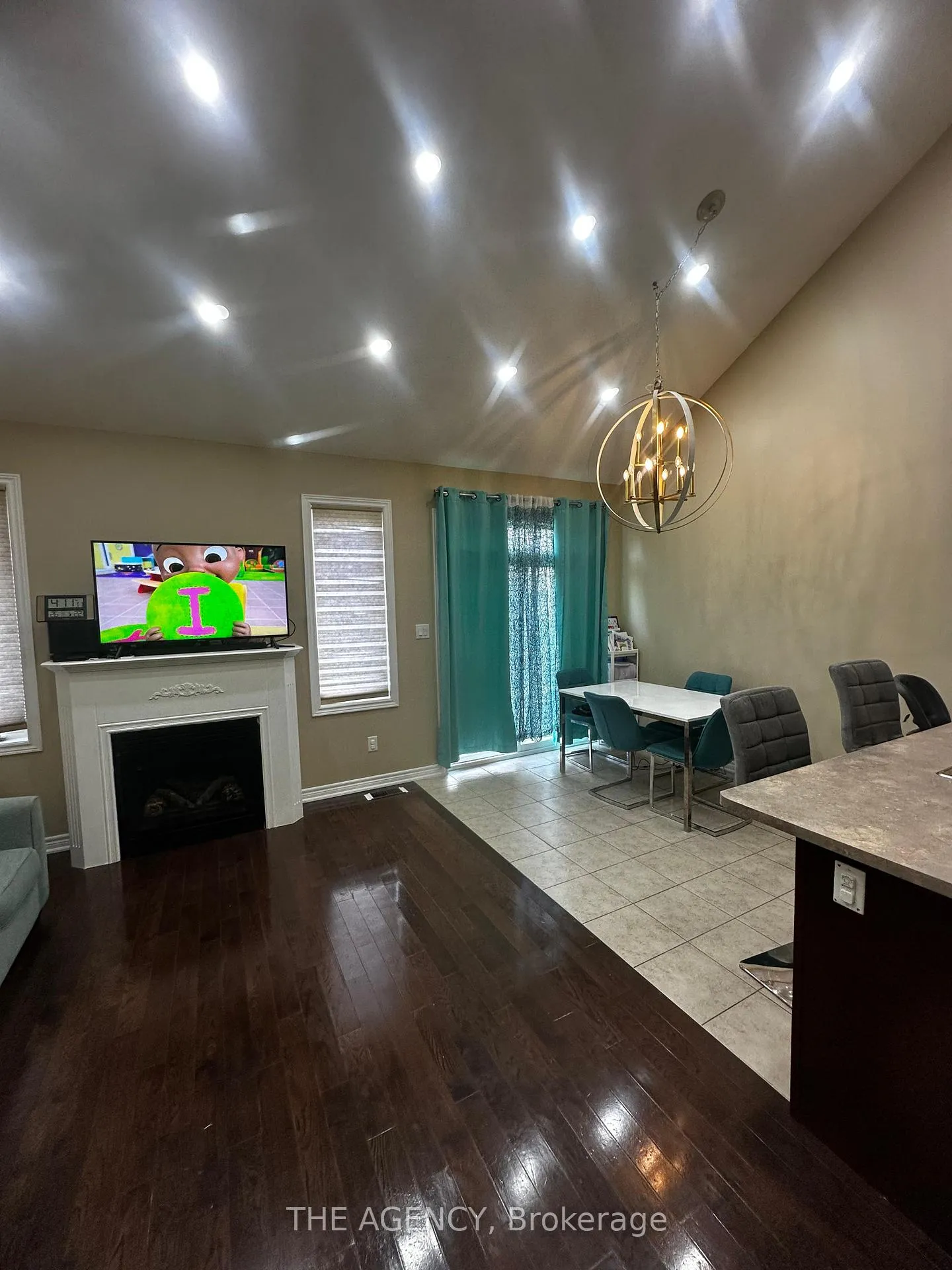 Photo 9 of Unit Upper, 326 Chandler Crescent, Peterborough, Monaghan Ward 2 — HOMEH