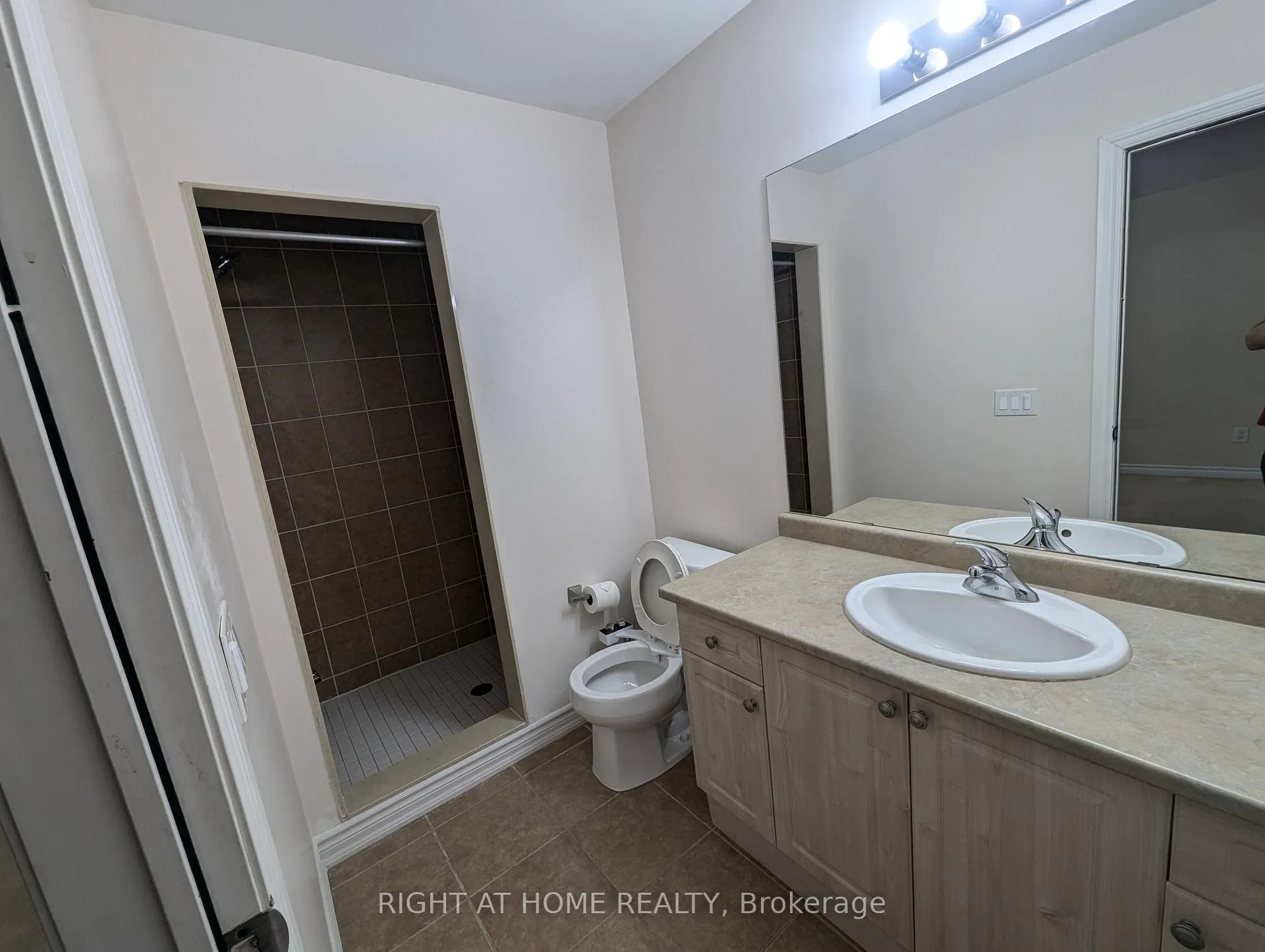 Photo 9 of Unit 55, 3038 Haines Road, Mississauga, Applewood — HOMEH