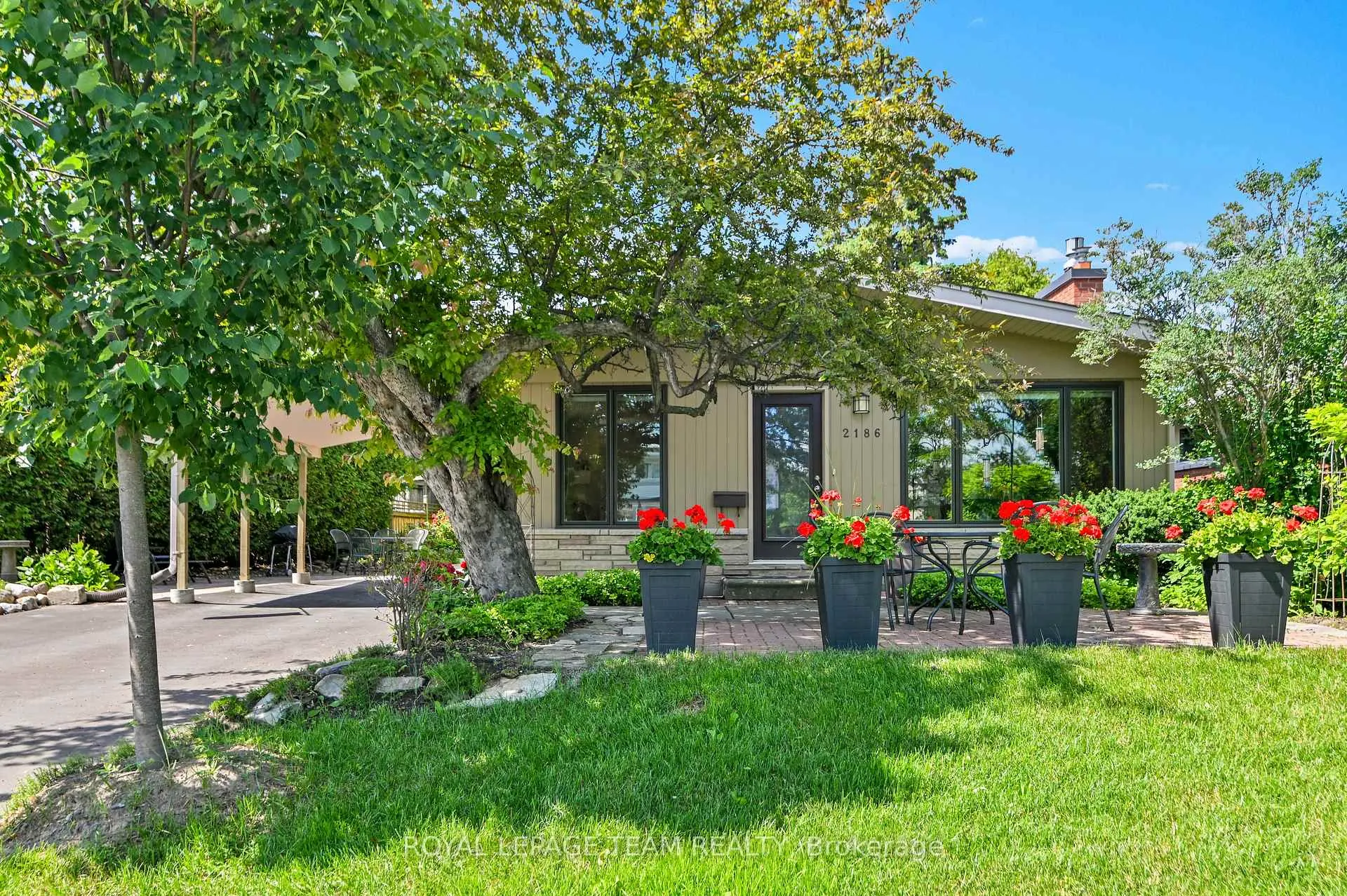 Photo 2 of 2186 Valley Drive, Ottawa, Elmvale Acres/Urbandale — HOMEH