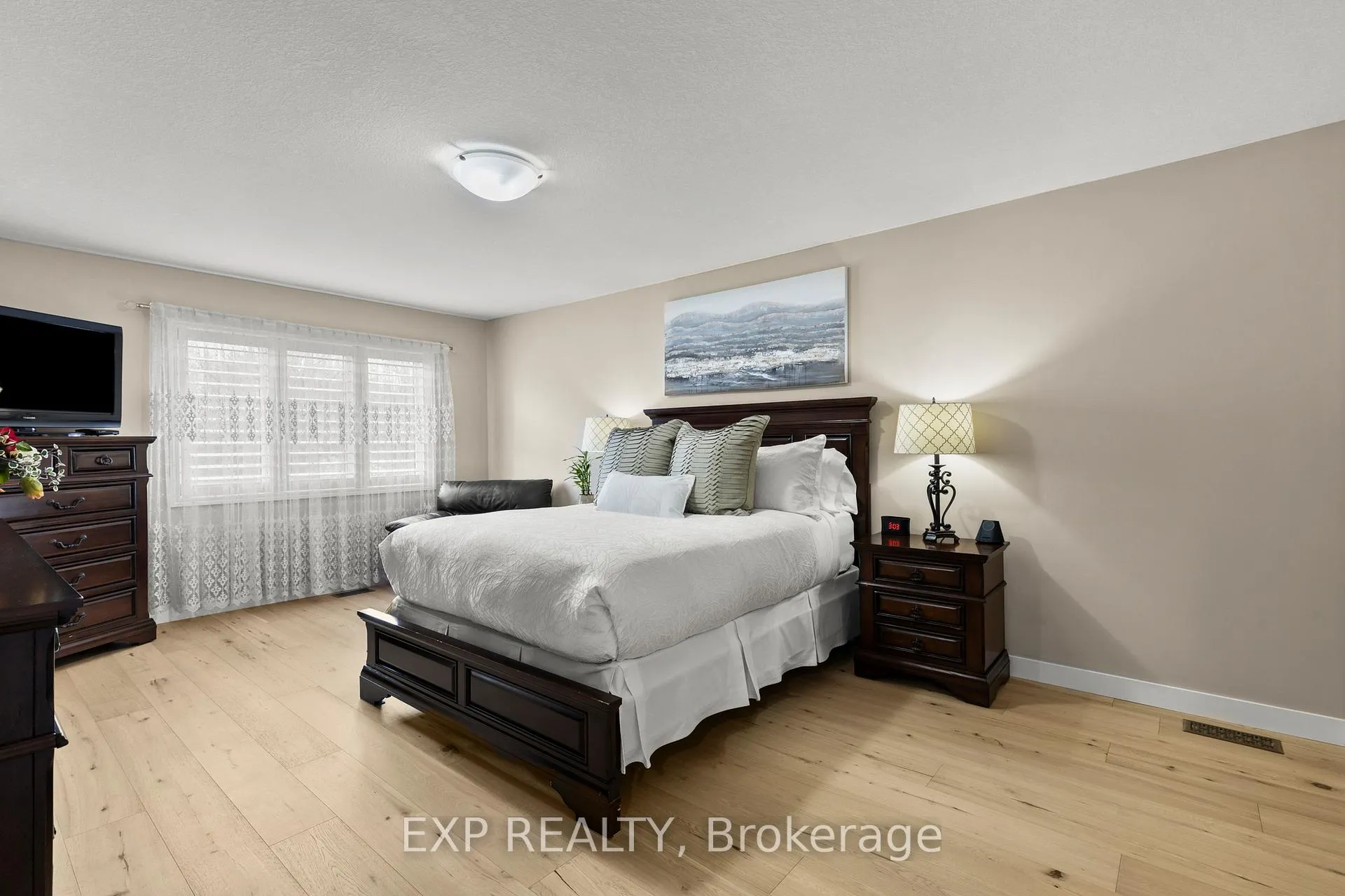 Photo 11 of 8679 Dogwood Crescent, Niagara Falls, Brown — HOMEH
