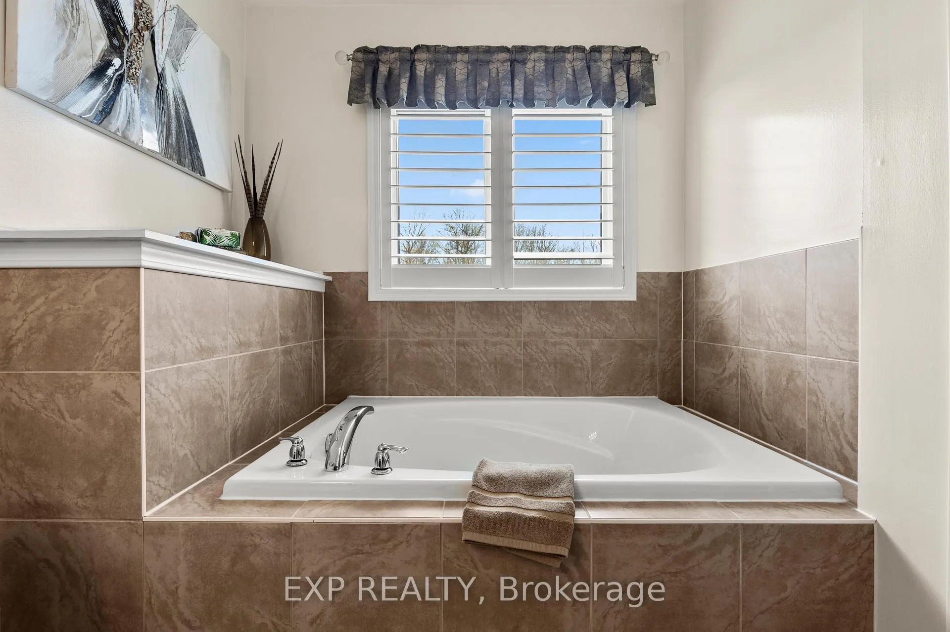 Photo 13 of 8679 Dogwood Crescent, Niagara Falls, Brown — HOMEH