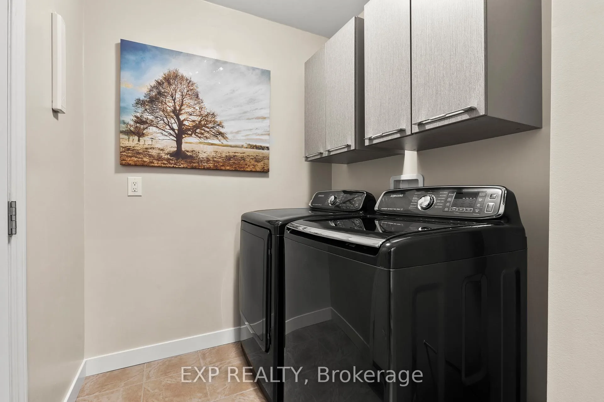Photo 17 of 8679 Dogwood Crescent, Niagara Falls, Brown — HOMEH